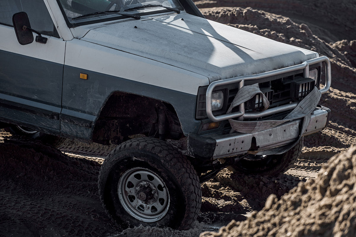 沙滩上的越野卡车和其他4x4车辆