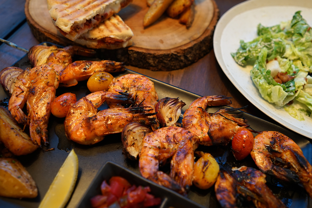 写一个 蚝太郎烧烤店的探店800字视频文案 以开场直奔主题再感想再菜单内容拍些特写再环境再拍一些期待或者特点再拍上菜再拍食物和你吃角度重点最后整体感想 的结构。注意里面有3段含有视频原声。