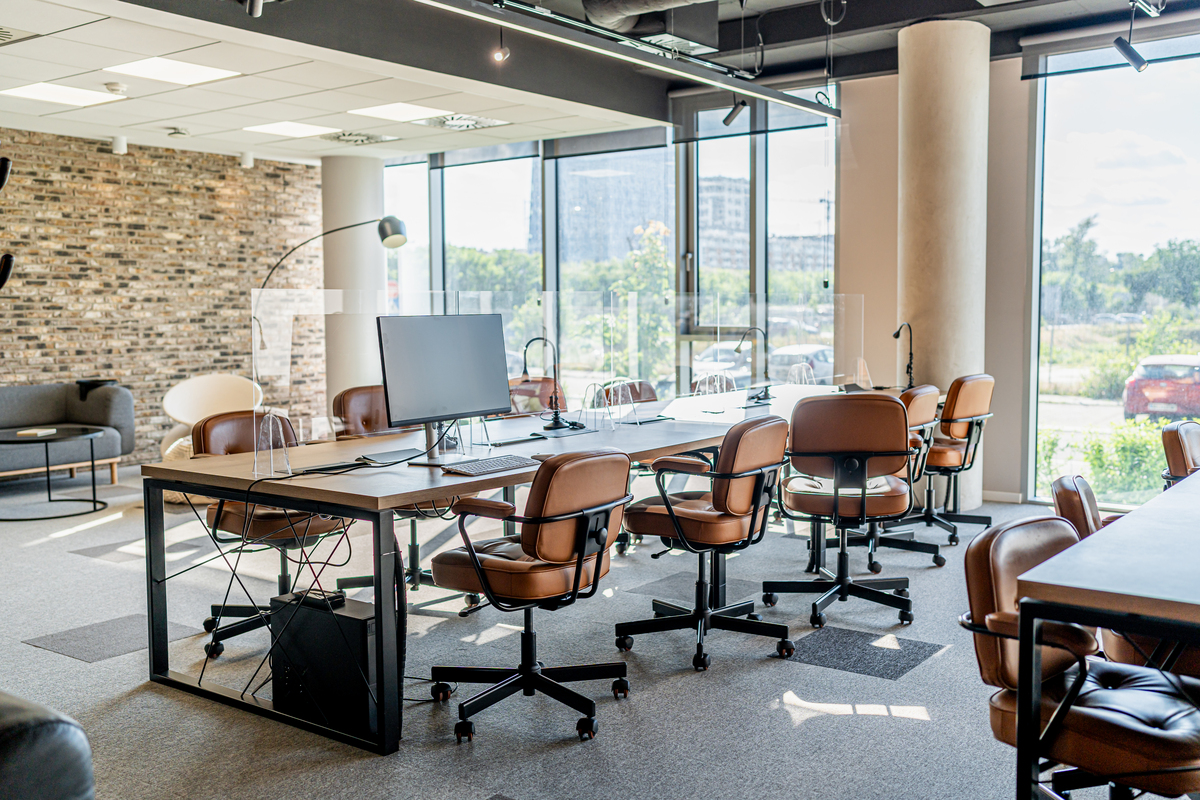 現代簡約辦公室休息區吧檯空間設計：提升工作效率的舒適空間