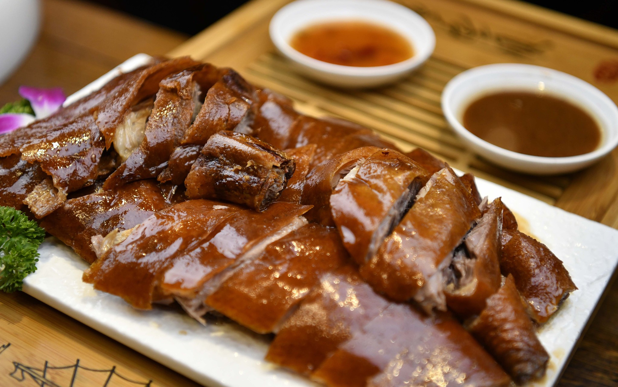 金黄酥脆，鲜嫩多汁：探索烧鹅的美味奥秘