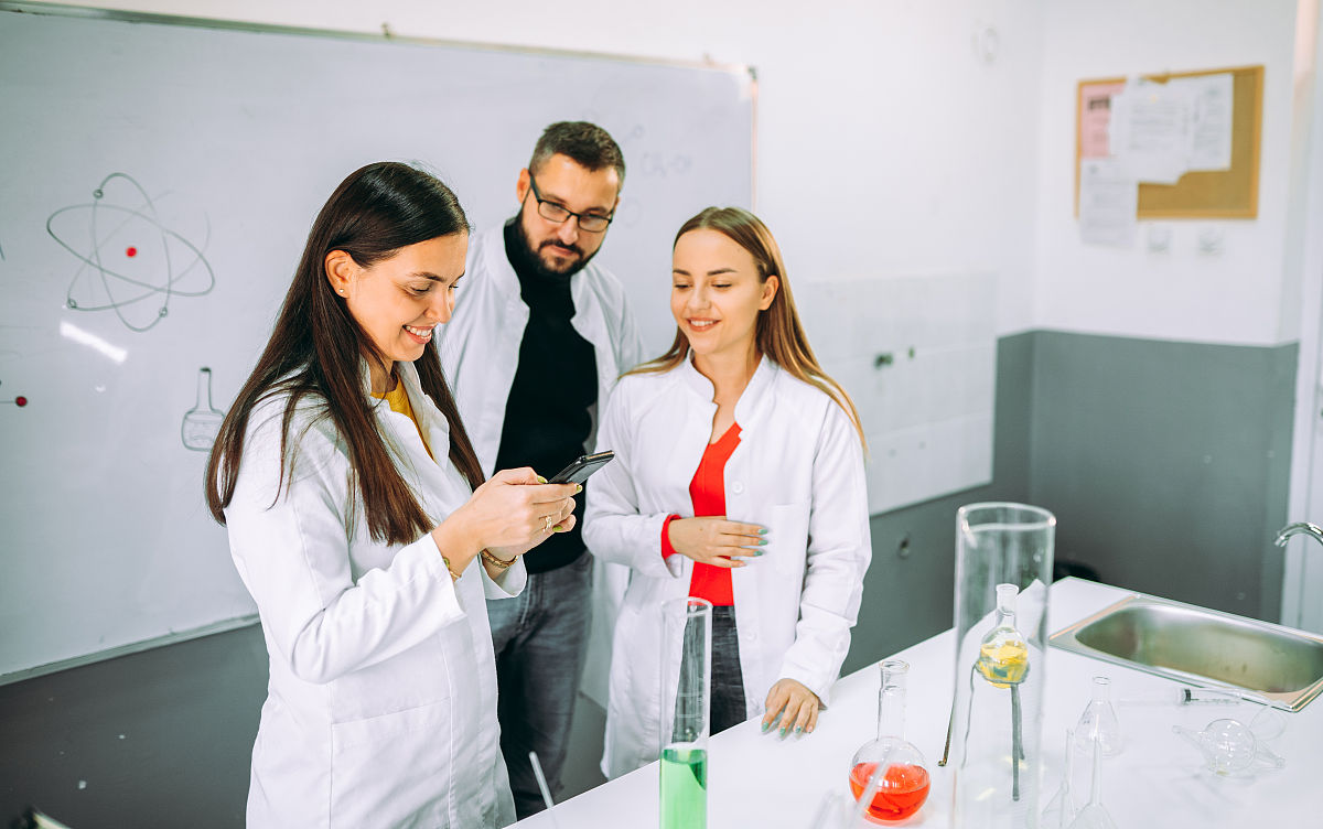 扩写：开学后我第一批来到学校全国已经疫情解封了学校也发布了不封校的通知。但是我仍然带好口罩并严格遵守学校的防疫措施。在学校期间我积极投入到论文写作中与导师深入探讨论文的内容和方向同时与实验室同门们研究论文格式和写作技巧。在实验室工作时我不仅认真对待实验操作还时刻保持室内的卫生和清洁。在宿舍中我也积极做好卫生保障自己和室友的健康。