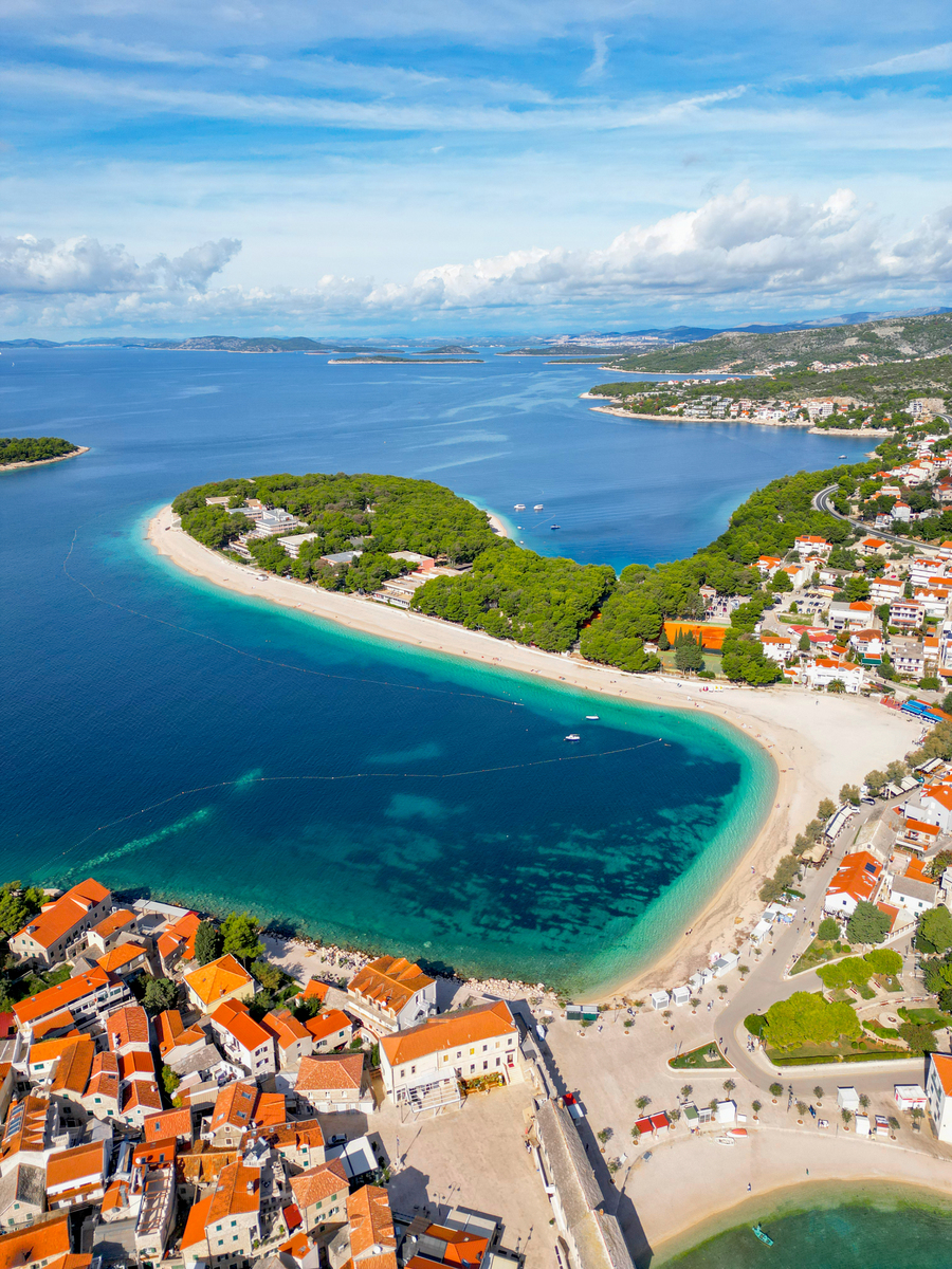 用通俗易懂的语气将下面一段话翻译成中文并结合文章的意思对词句进行调整使之表达流畅语句通顺：Плайя-дель-Кармен можно с полной уверенностью назвать тусовочным городом Находится он в часе езды от Канкуна куда прилетает большинство туристов со всего м