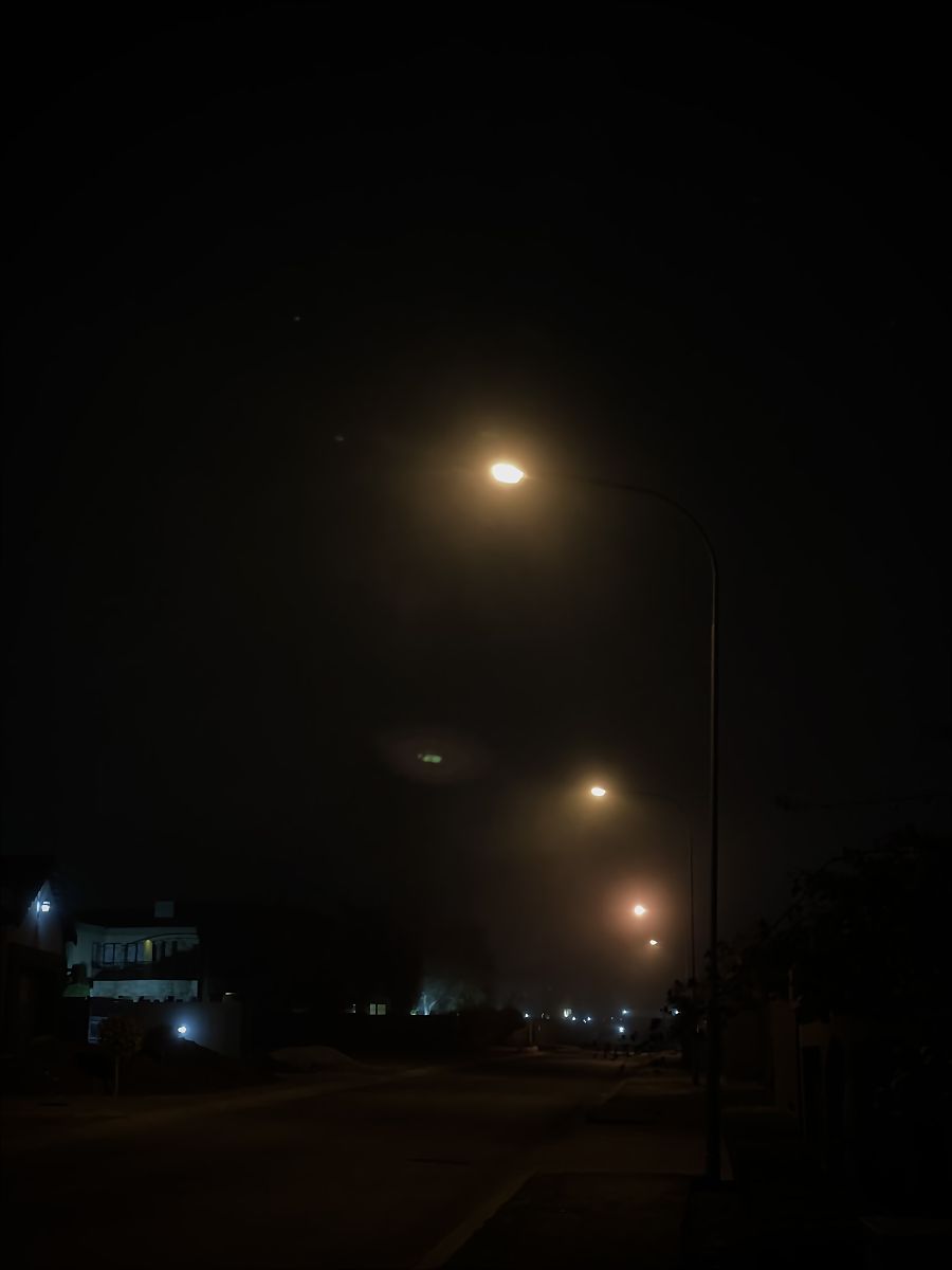 郊区有雾的夜晚