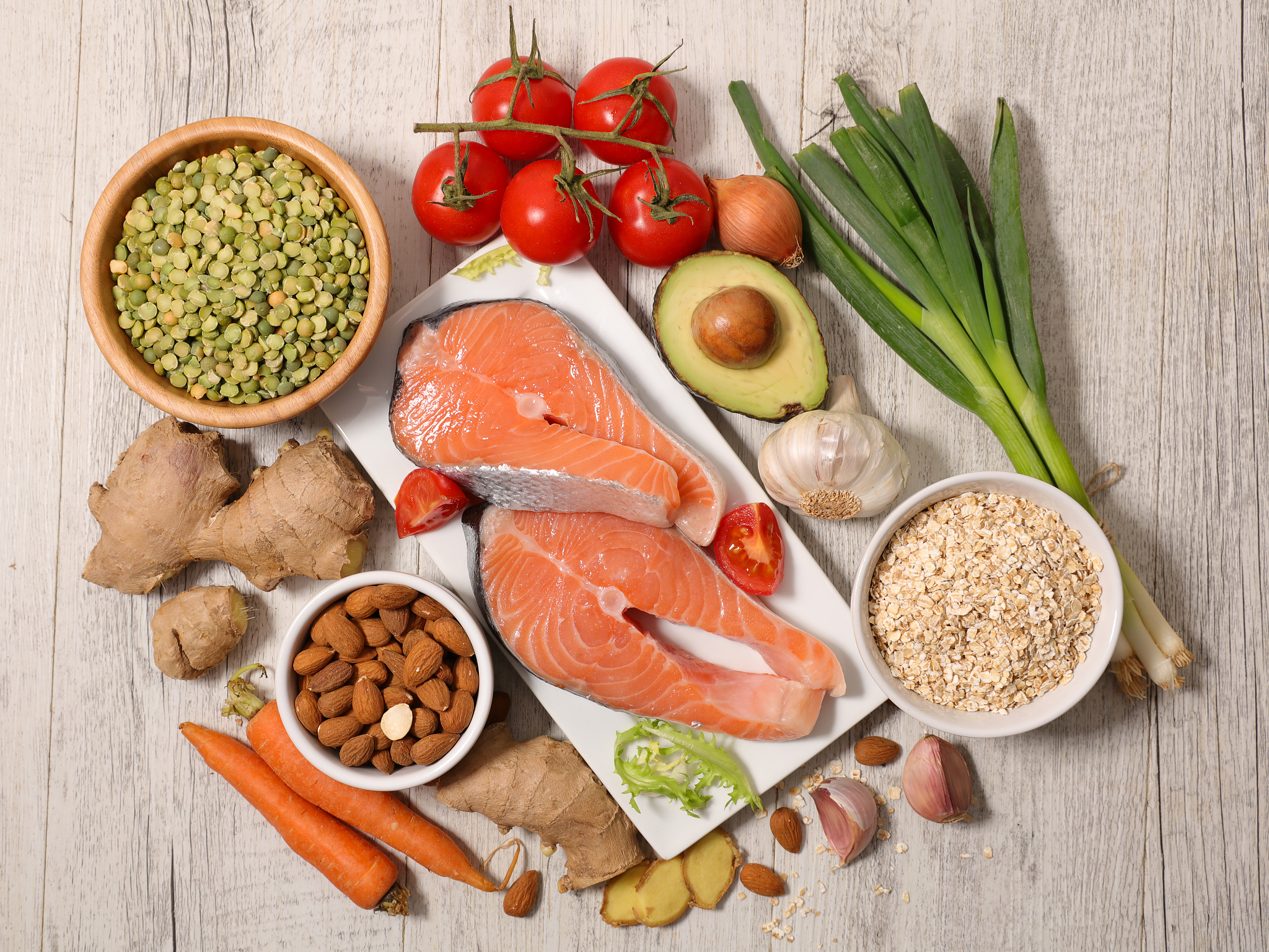 营养师身份解读以下文案文字重复率不超过百分之三十很多人都认为健康食品就是粗粮、膳食纤维、控糖等然后就会被各种博主推荐各种控糖丸、全麦面包、即食鸡胸肉、蛋白棒、青汁等产品。但是即使这些产品的原材料再健康一旦经过深度加工和包装其中的营养成分就会大量流失热量不仅会增加饱腹感也会降低。其实能达到减脂和保持健康的食物就是平时家里常吃的家常菜和楼下菜市场里新鲜的蔬果、肉类、蛋类和奶类。这些新鲜又便宜的食材已足