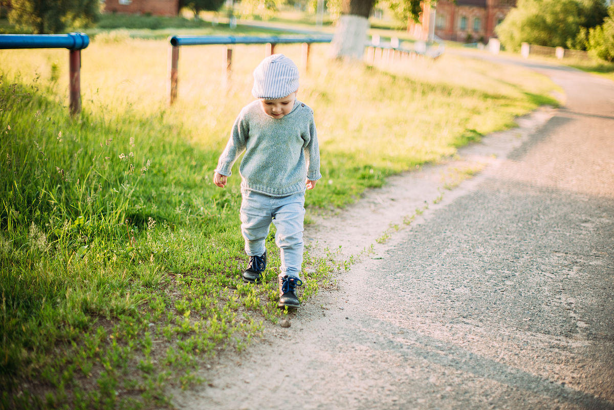 请规划一个幼儿园儿童与老师的活动规划地点在灵龟山公园
