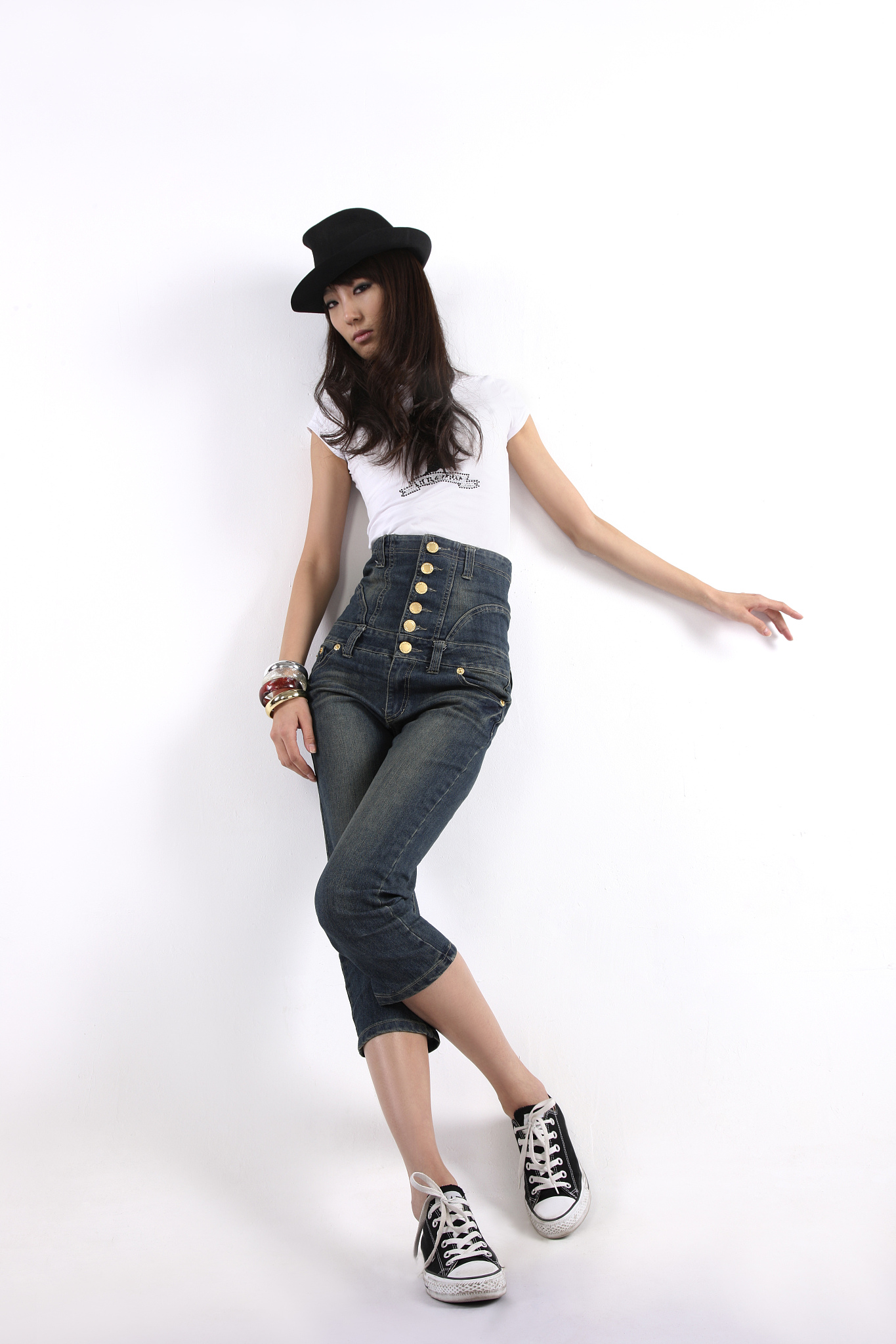 电商女模特身高170mm身穿卫衣长袖背景白色