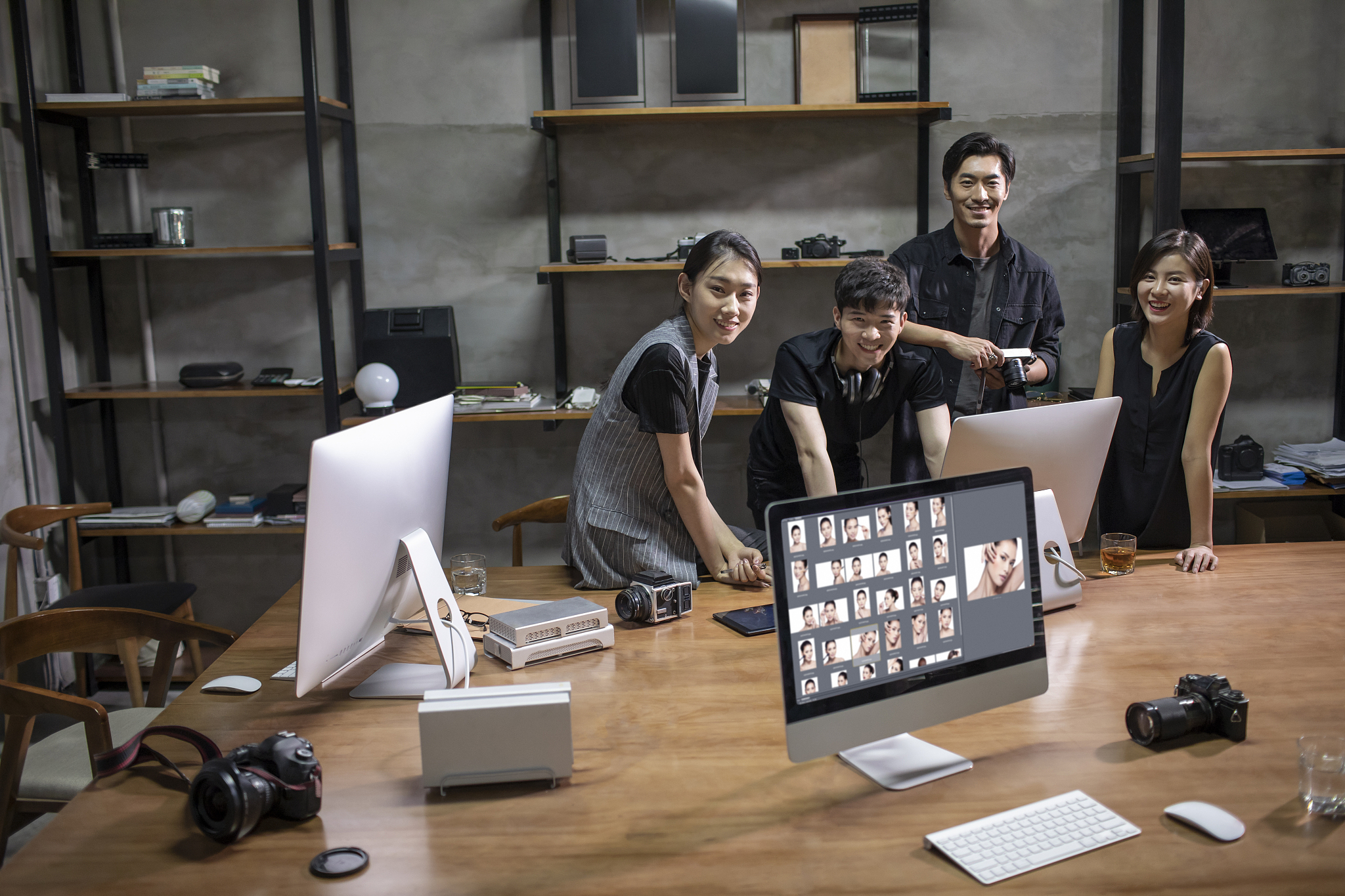 帮我以摄影师视角写一篇关于创办摄影工作室的一篇一千五百字左右的走访报告。按照以下框架填写。一：创业地点二：创业者与创业团队 1创业者2团队组成3团队成员个体优劣势分析4团队分工5 团队总体分析。三：创业动力与创业类型四创业过程的特征。五创业精神。六创业资源。七创业风险的识别和规避。