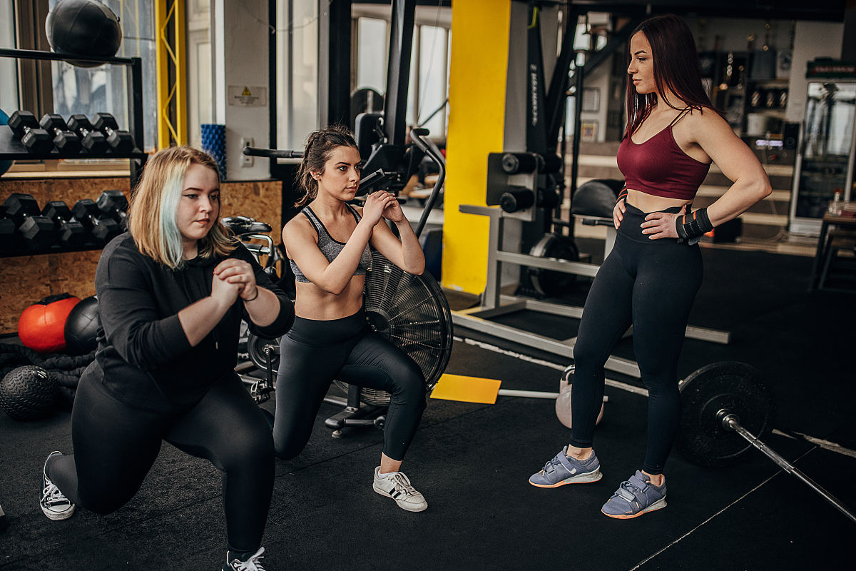 美国女性健身房热门运动：HIIT、重量训练、团体课程