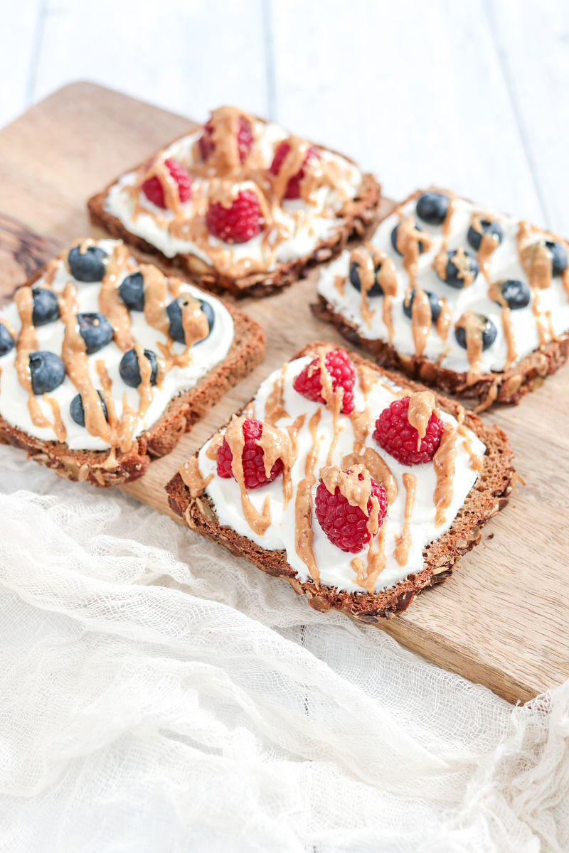 三种食品变装的造型设计主要在头饰部分分别抓住食品外观的特征与头饰进行结合服饰色彩则根据食品色调进行搭配。冰激凌造型所运用的元素有冰激凌球以及蛋卷筒整个头套为一个淋着果酱的巨大冰激凌球上面还有两个不同口味的冰激凌球另一侧倒插着一个蛋卷筒。吐司造型主要就是将吐司的造型进行Q化变得更加圆润可爱与包仔原装的牛角包头套有异曲同工之处。曲奇造型的头套外形模仿了曲奇的不规则形状上面点缀着大小不一的巧克力豆还原了