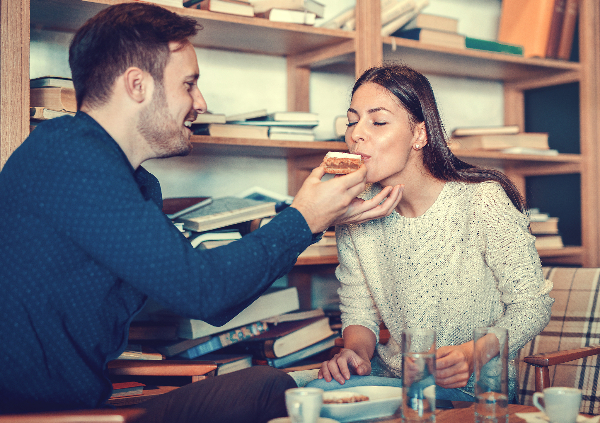 女生喂男生吃东西代表，