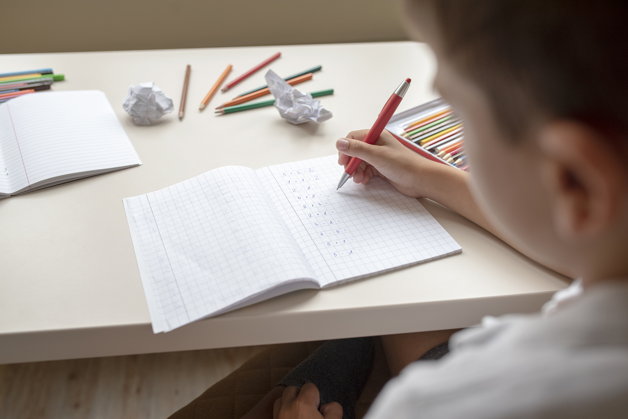 little boy writes his homework