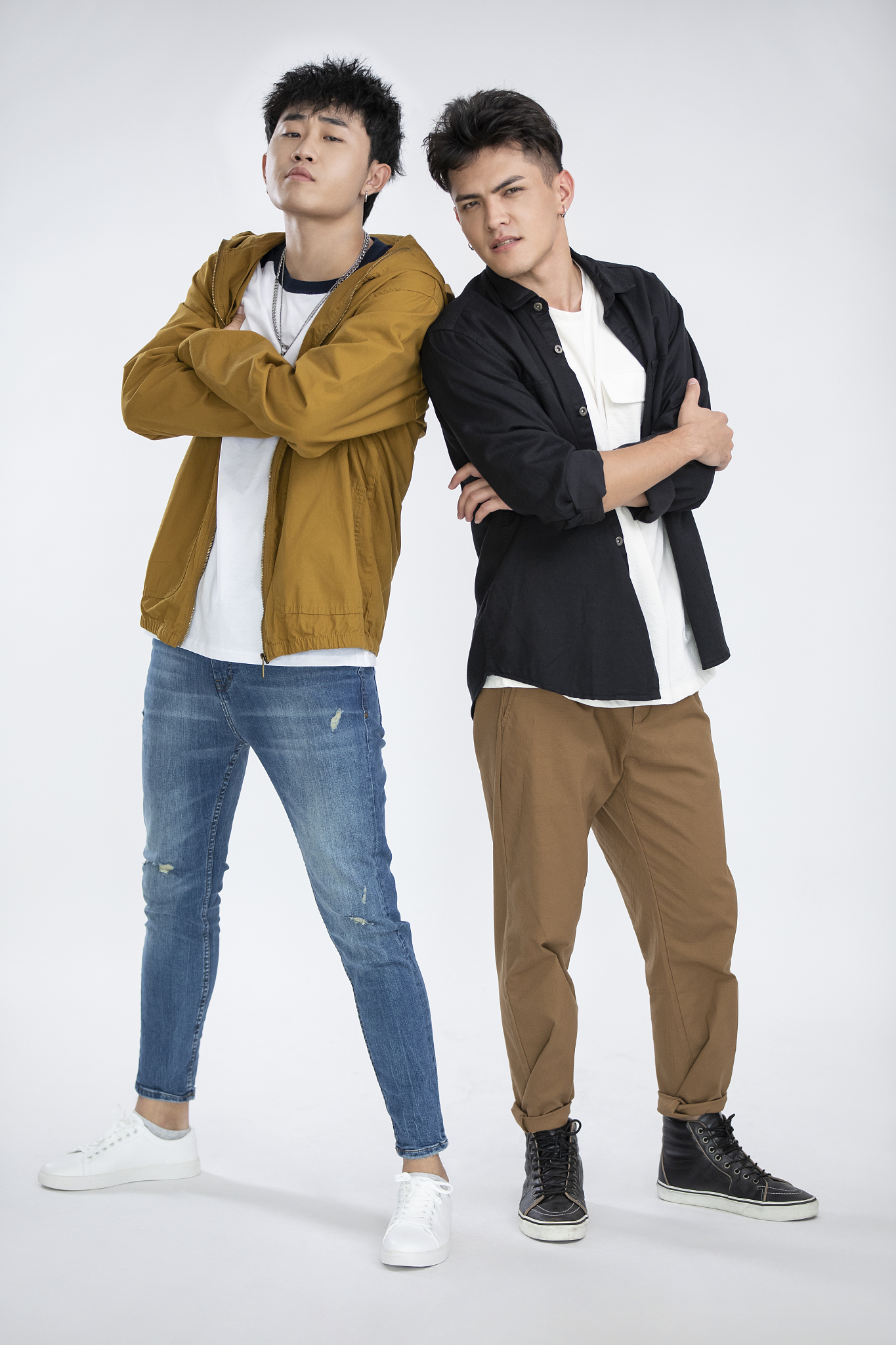 描述一个男大学生可能喜欢穿的衣服