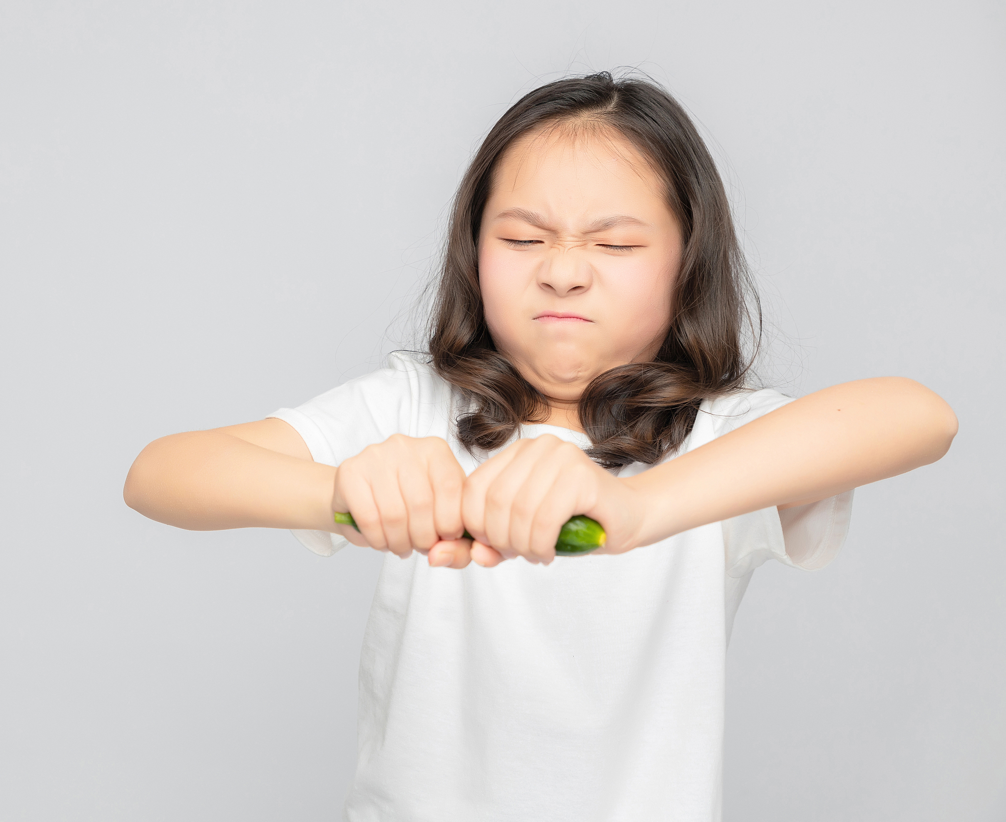 灰色背景里的亚洲小学女生
