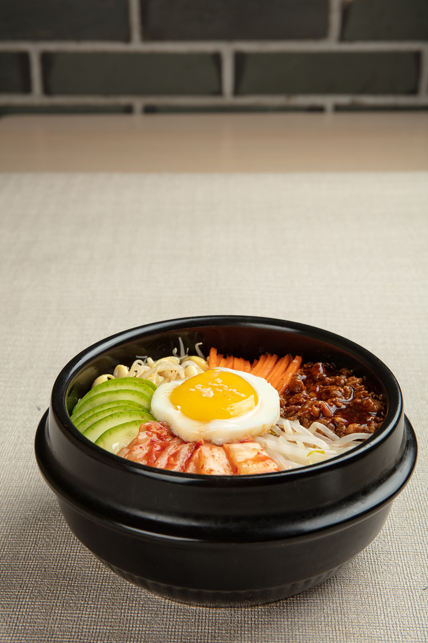韩国料理泡菜猪肉石锅拌饭