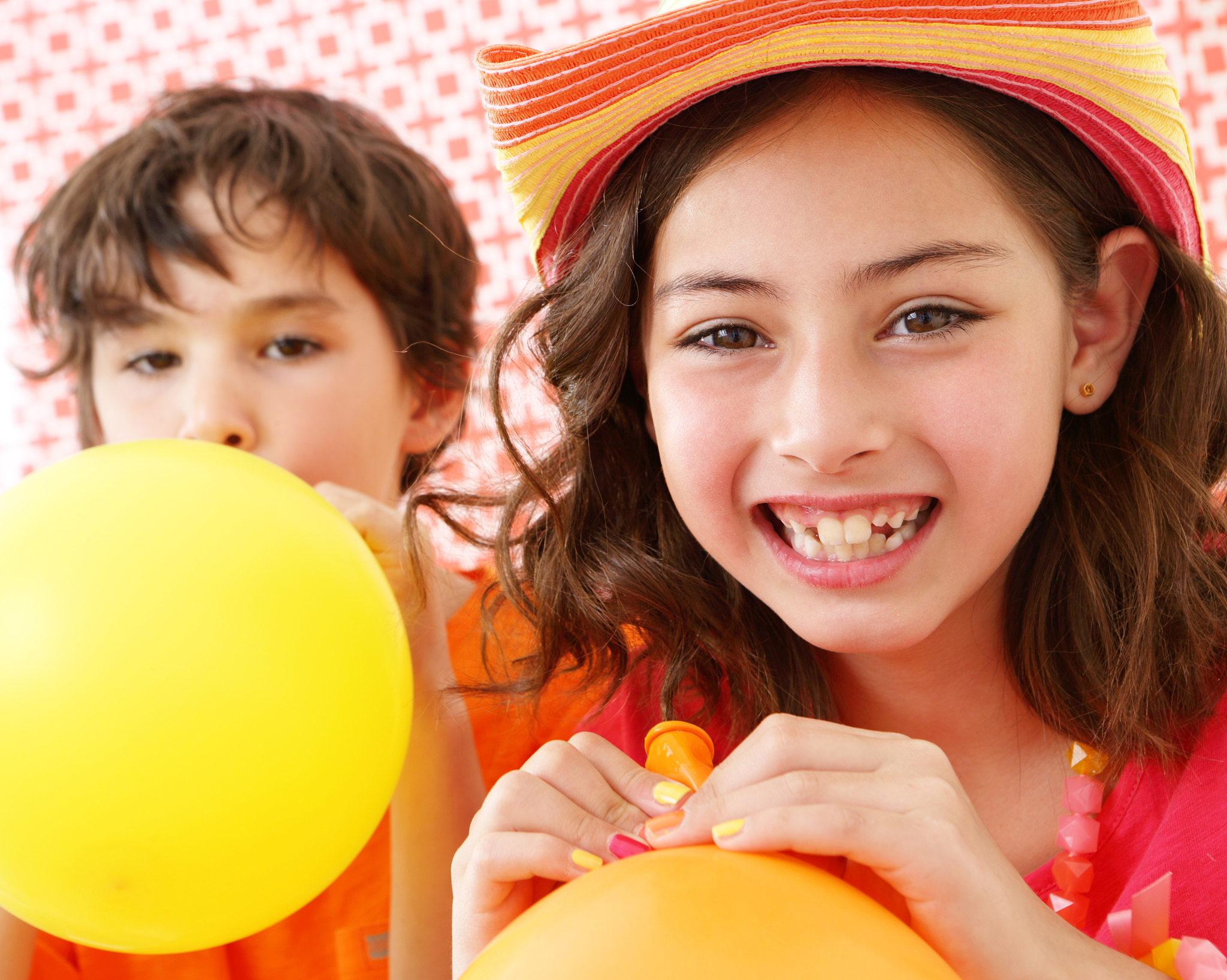 很久没有联系的朋友突然联系我说周天晚上她18岁生日想让我去但是我周天一天都有课下午也要去很远的地方上课最近精神状态也不好心理一直有问题也害怕见人不想去该怎么和她说