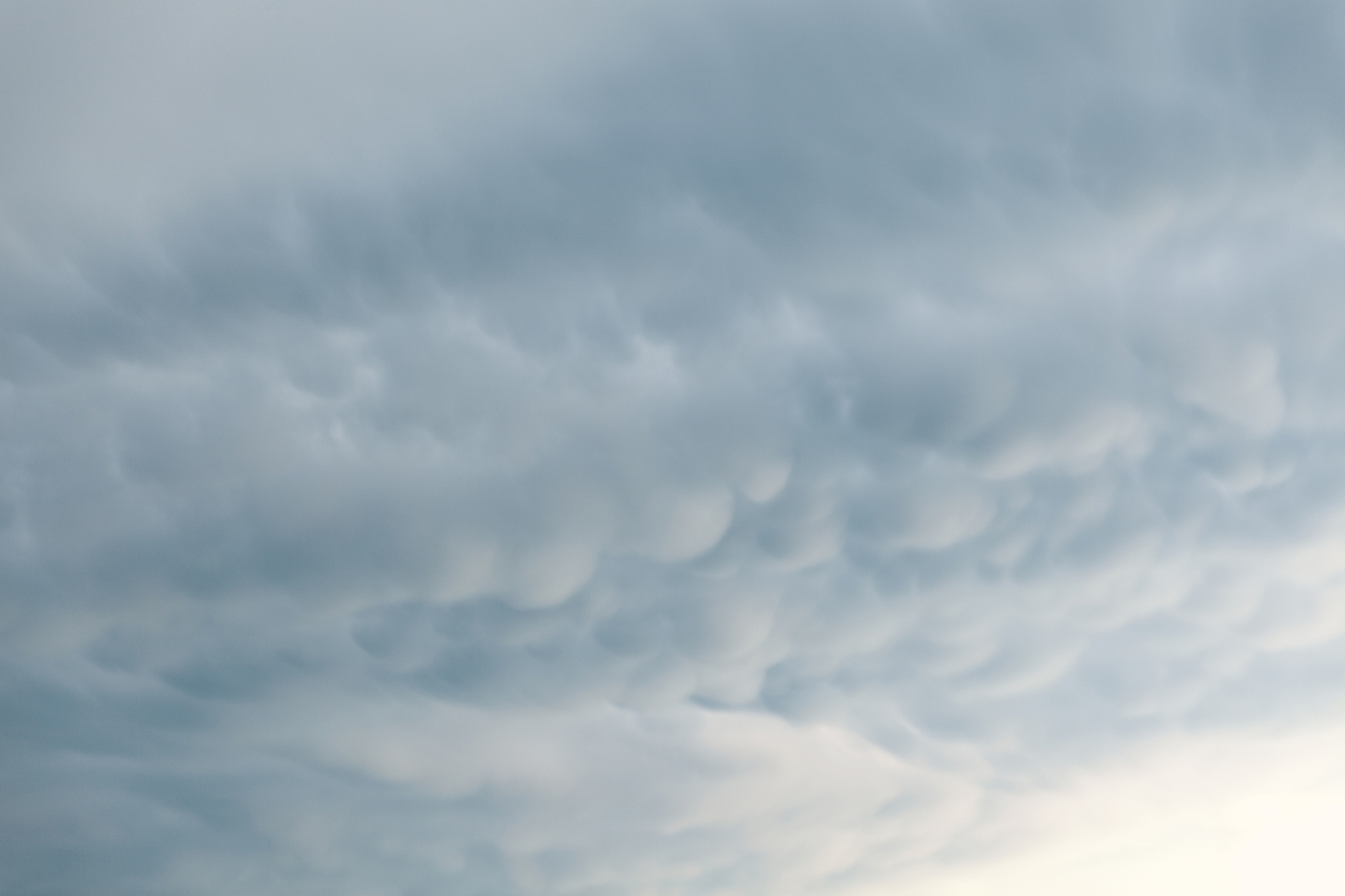根据精准气象模块下气象预警、农业气象灾害预警、极端气象历史发生次数统计、积温展示、积雨展示过去未来2小时降雨云图播放功能进行描述精简描述不要列1、2、3