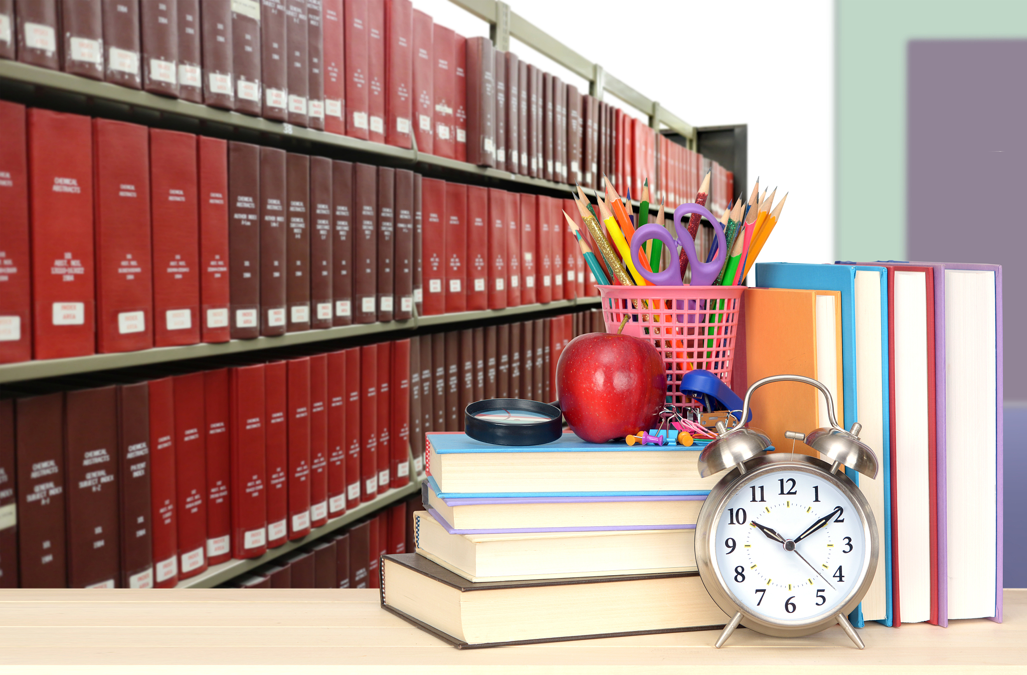 翻译：别忘了把词典带到学校情景：人在家里