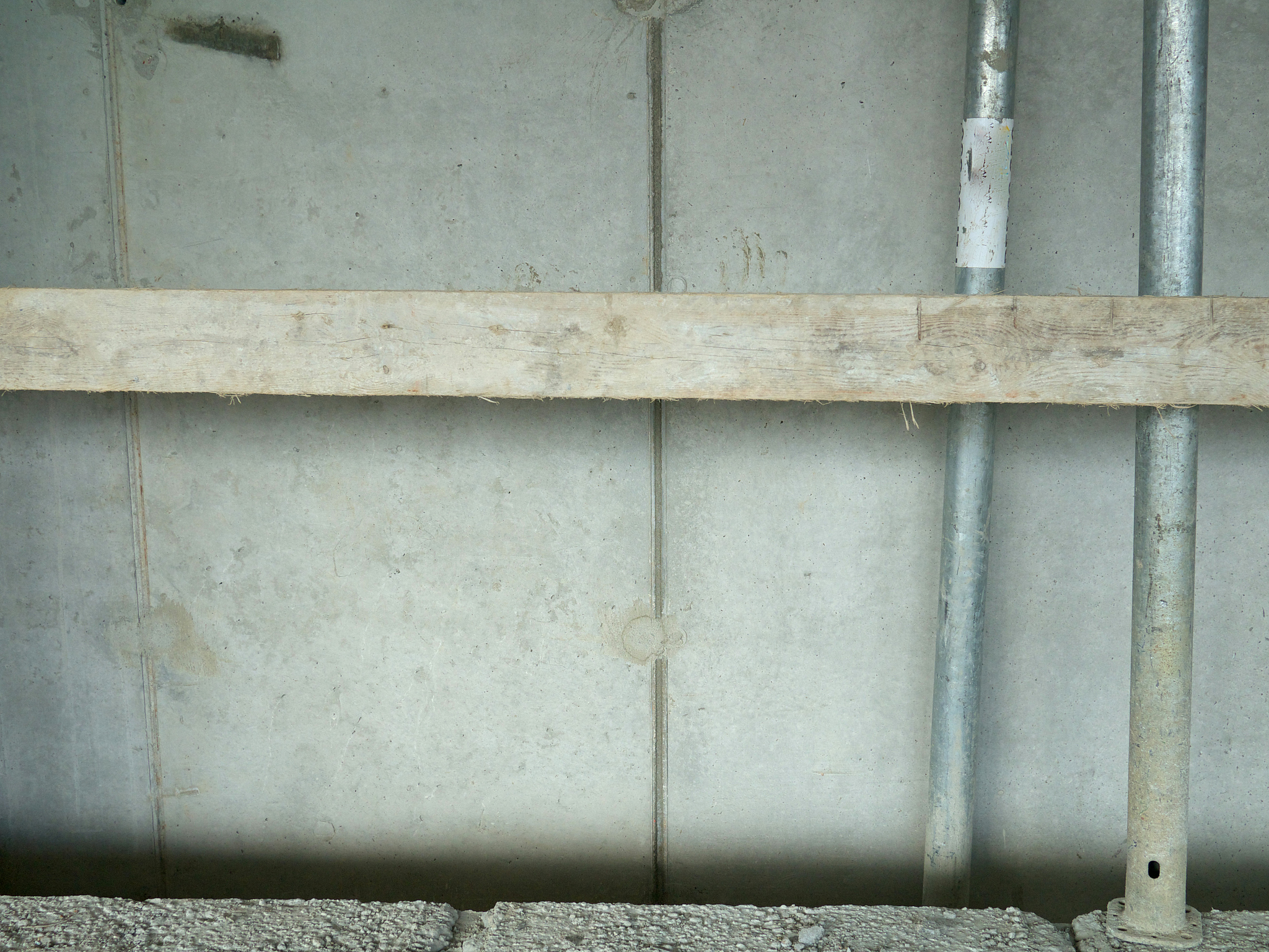 Translate to traditional chineseThe outside walls are built of clay facing brickwork in a cavity wall construction Where visible thewalls have a barrier against dampness rising from the ground called