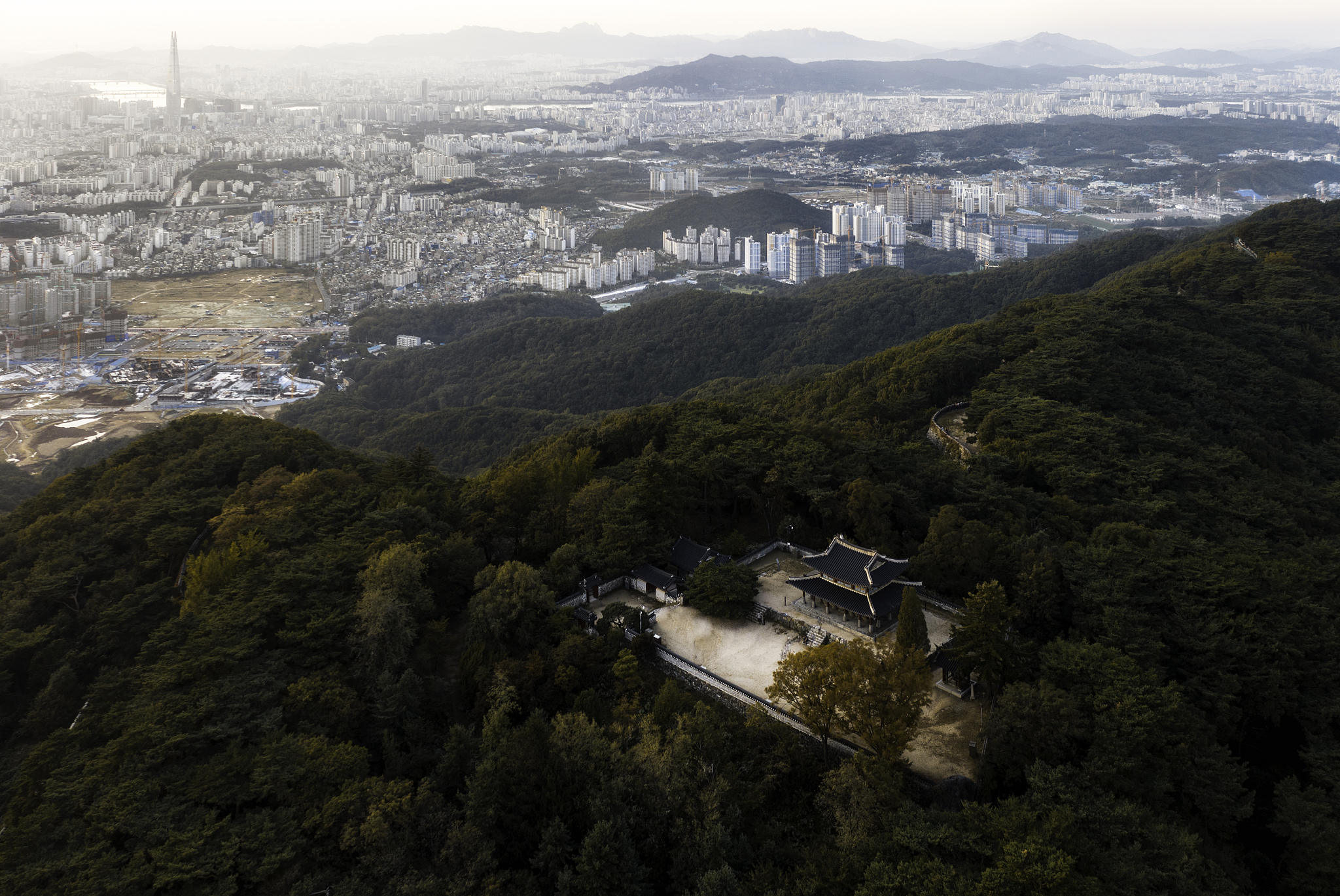 韩国首尔南汉山城寺庙与城市