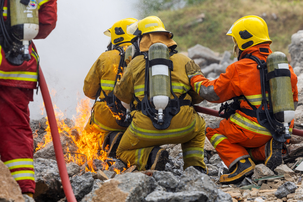 时尚消防活动标题：点燃您的创意！