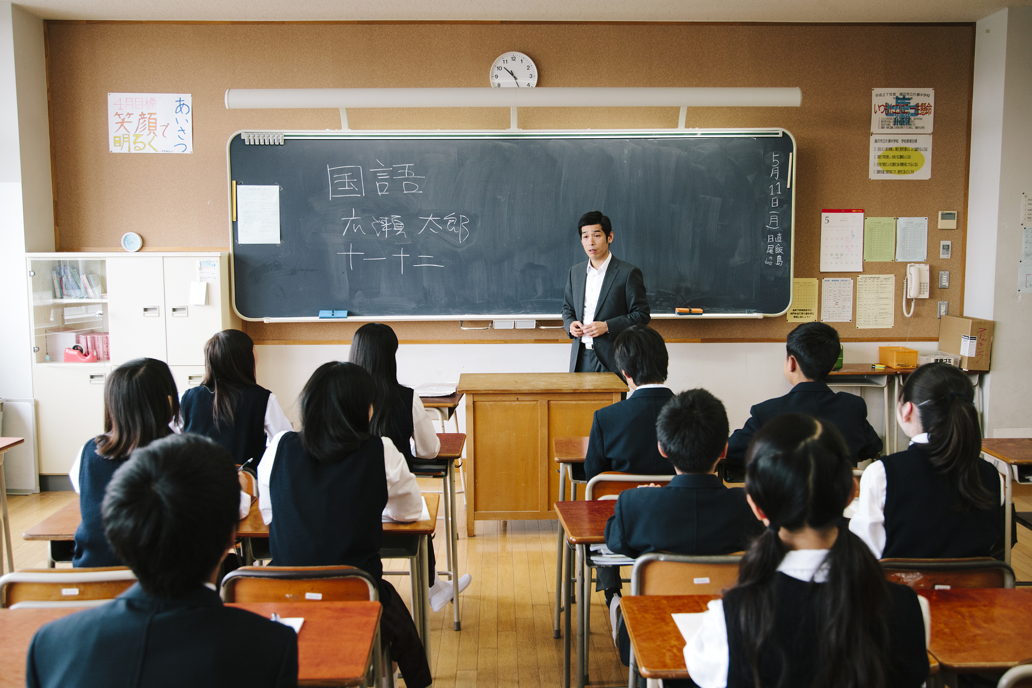 帮我把这段话修改润色一下：日本中小学开始将教师教学以外的部分职责和任务委托给其他专门人员，如专门的心理咨询师、社团活动指导员等，同时还通过精简会议内容和提高会议效率等来减轻教师非教学工作的负担。我国要有效减轻教师过重的工作负担，也必须减少各种流于形式的会议、培训以及检查，让教师能有充足的时间和精力去教书育人。