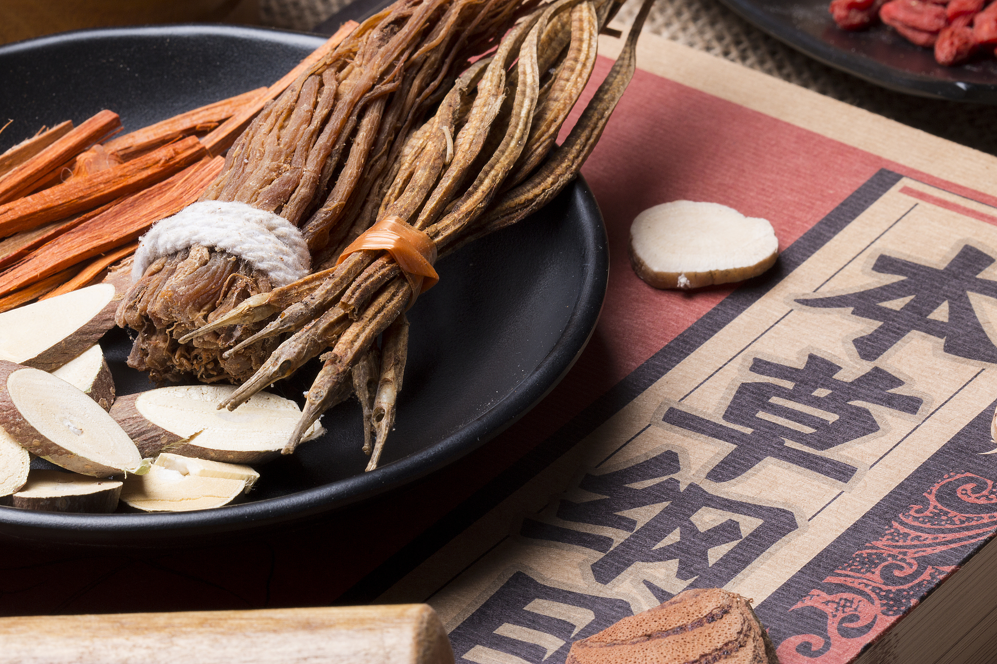 翻译以下文本为白话文古方分两太重取其直达太阳膀胱之经输而祛邪早出也。 若用以治吐血务要果真有太阳病项背几几无汗恶风与阳明合病下利方可不然未可轻试也。 今改用分两从俗之意亦当察病轻重再为酌量。