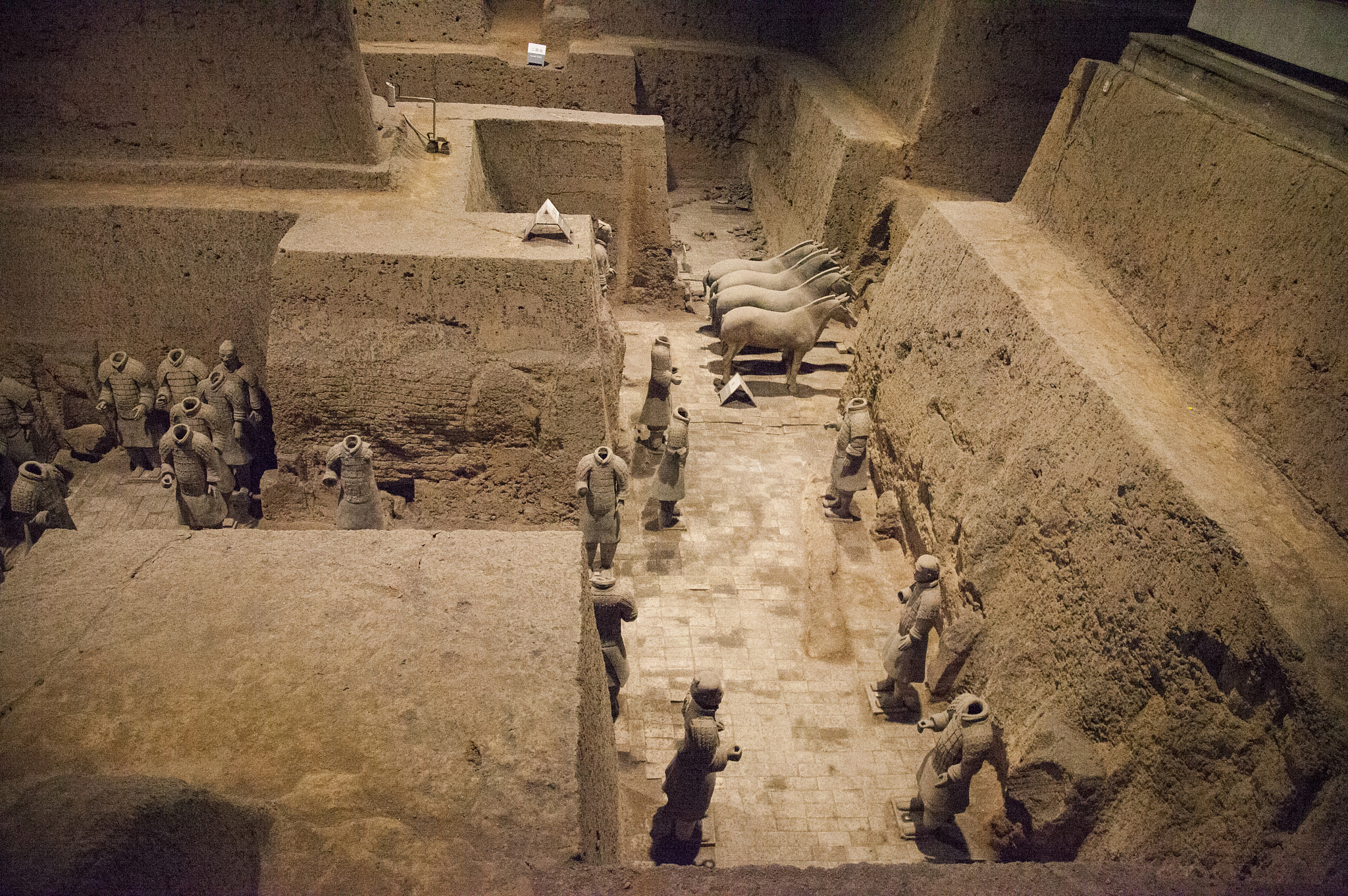 秦始皇：中国第一个皇帝，统一六国，建立秦朝