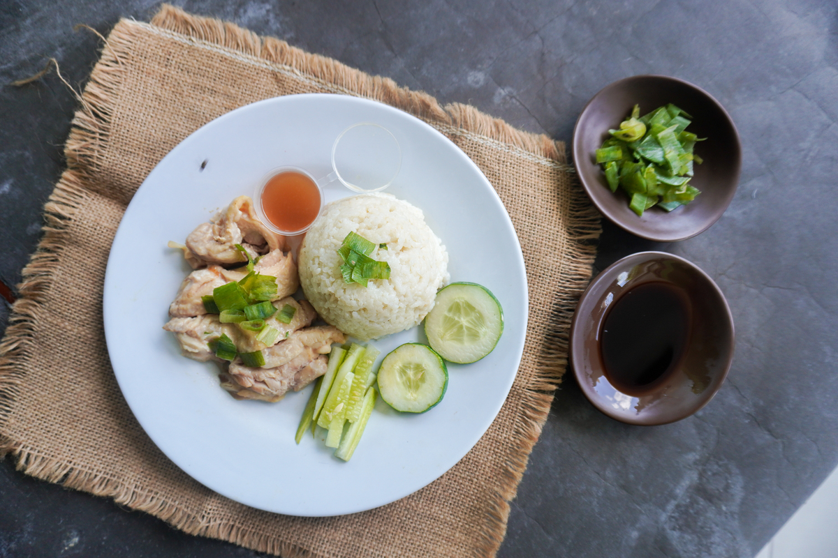 上班族怎么减肥建议你先点赞收藏要不然划走了可能就找不着我了。关于上班族大家可能最关注的就是三餐该如何吃的问题因为很多人可能要去吃堂要去点外卖所以我直接给三餐的建议首先早餐你一定要吃早上你可以去吃点杂粮类的食物就像玉米啊红薯啊紫薯啊无糖燕麦片全麦面包等等然后可以再加一个水煮鸡蛋再加一杯纯奶或者是无糖豆浆就差不多了喜欢的话呢可以在奶里面去加点无糖的黑咖啡。然后就是中午哈不管你是吃食堂还是点外卖你一一定