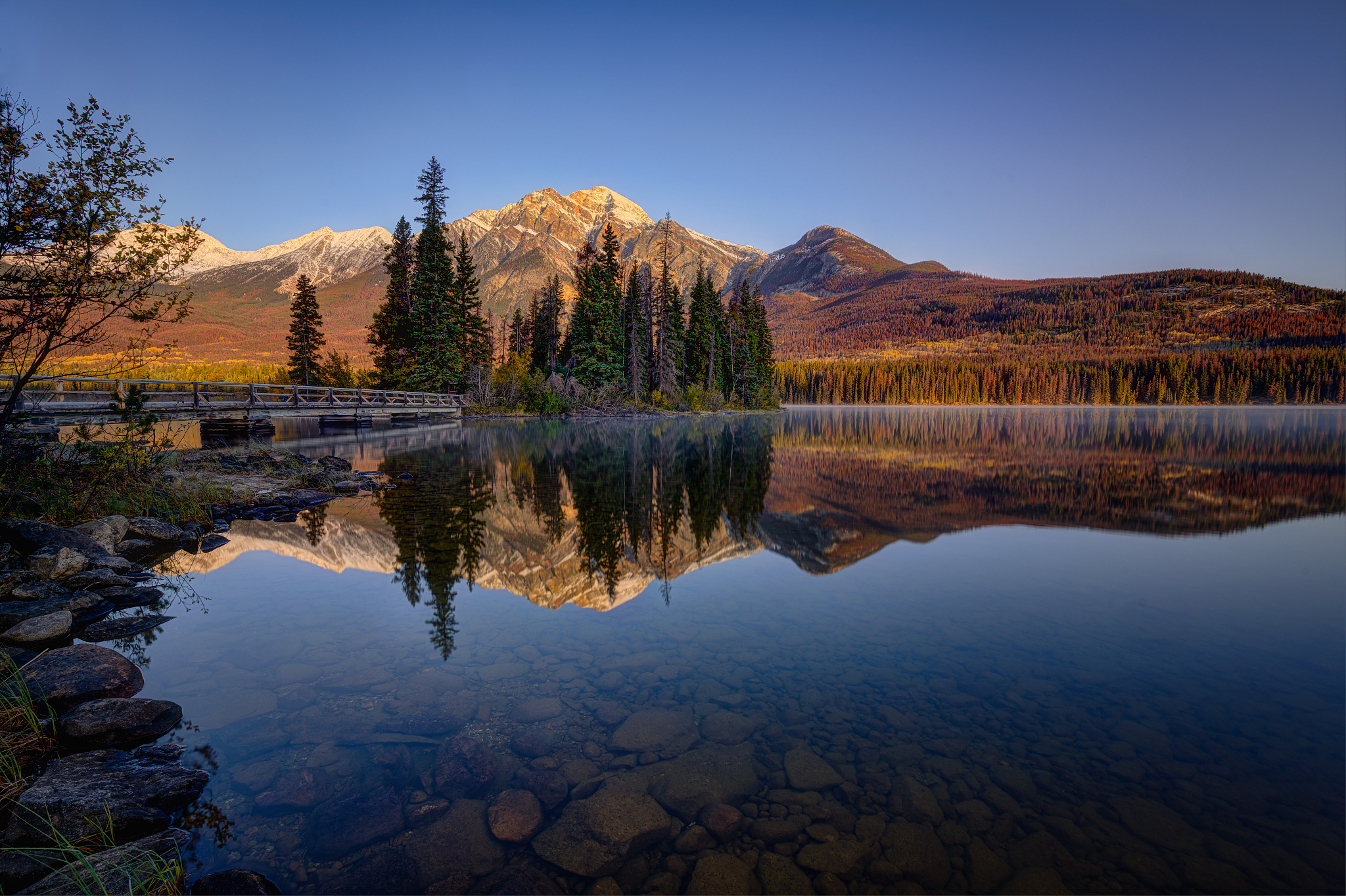 请用英语写一个吸引人的美丽风景短视频文案Come and immerse yourself in the breathtaking beauty of nature! From majestic mountains to serene lakes our world is filled with stunning landscapes that will leave you in awe Expl