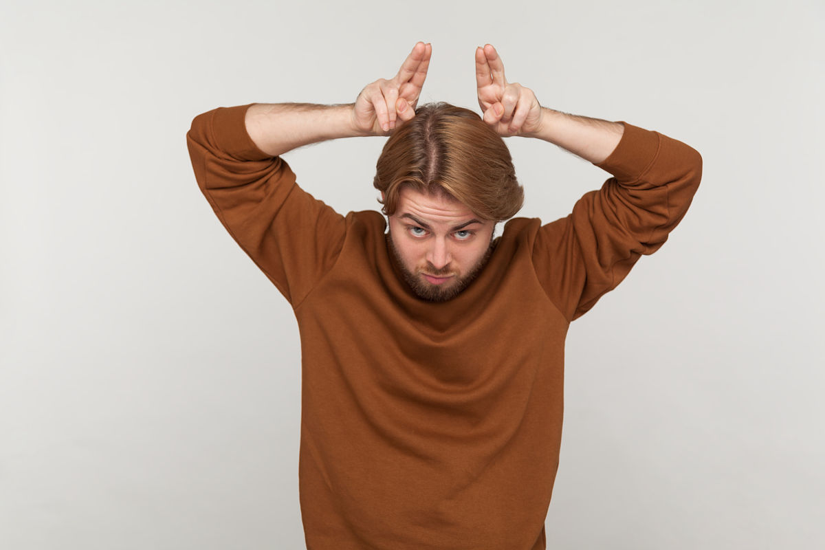 生气时的肢体语言：300字解析愤怒时的动作描写