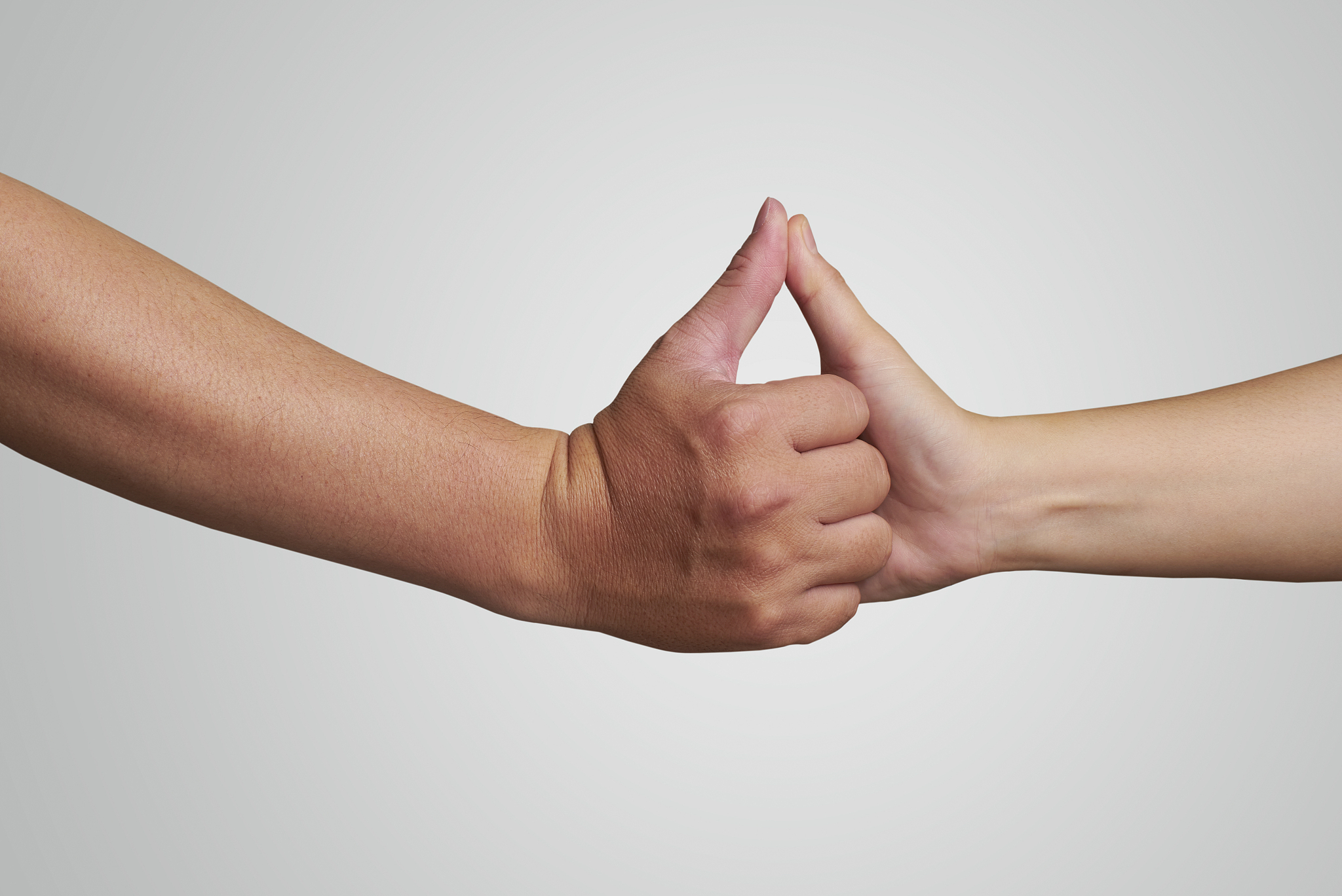 如果你是一个伦理学家你怎么解决一个疯子把五个无辜的人绑在电车轨道上。一辆失控的电车朝他们驶来并且片刻后就要碾压到他们。幸运的是你可以拉一个拉杆让电车开到另一条轨道上。然而问题在于那个疯子在另一个电车轨道上也绑了一个人。考虑以上状况你是否应拉拉杆？