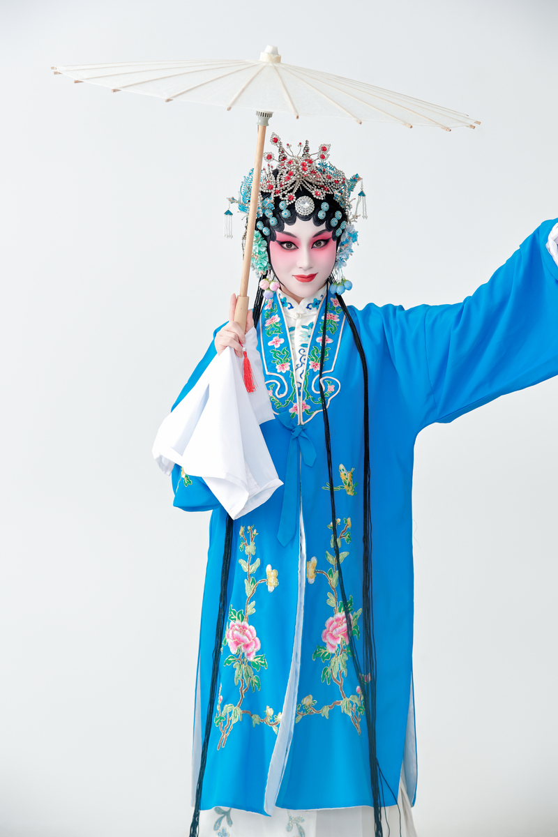 一位扮演青衣或花旦的京剧女演员,手持油纸伞.