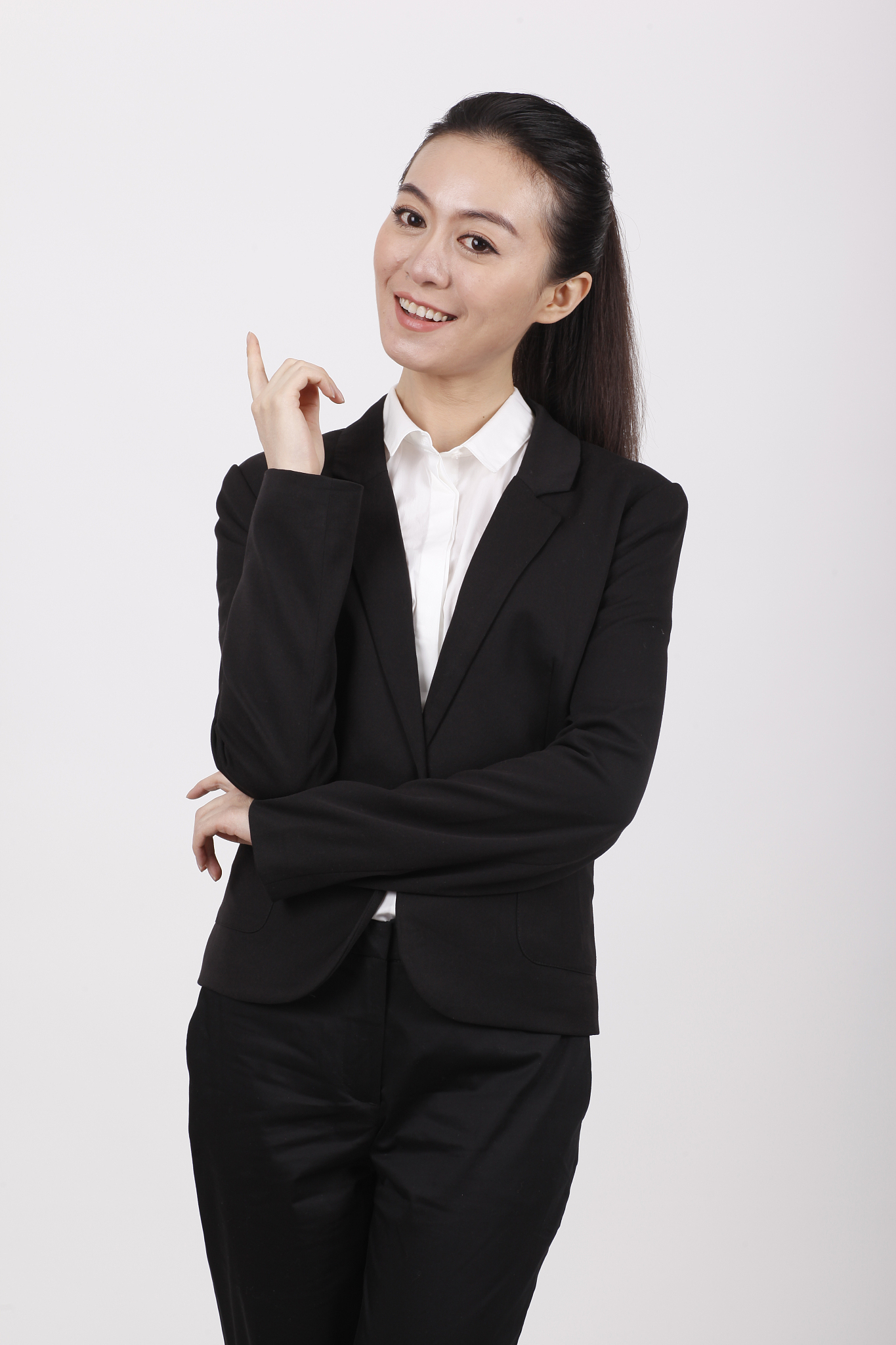 一个站立的青年商务女士