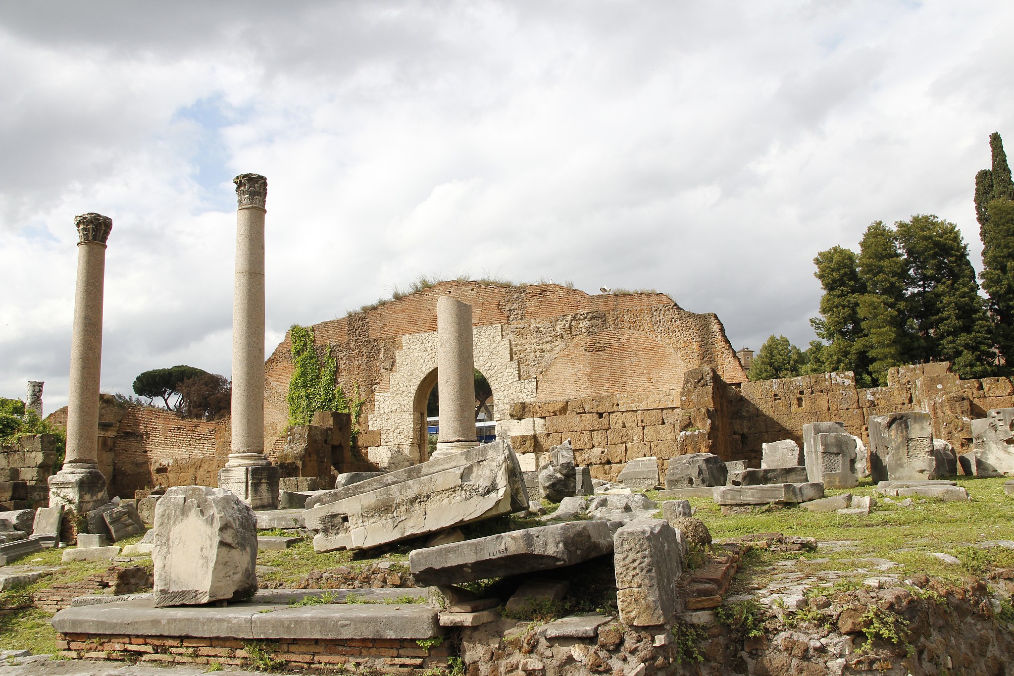 the basilica aemilia (italian: basilica emilia) was a civil basi