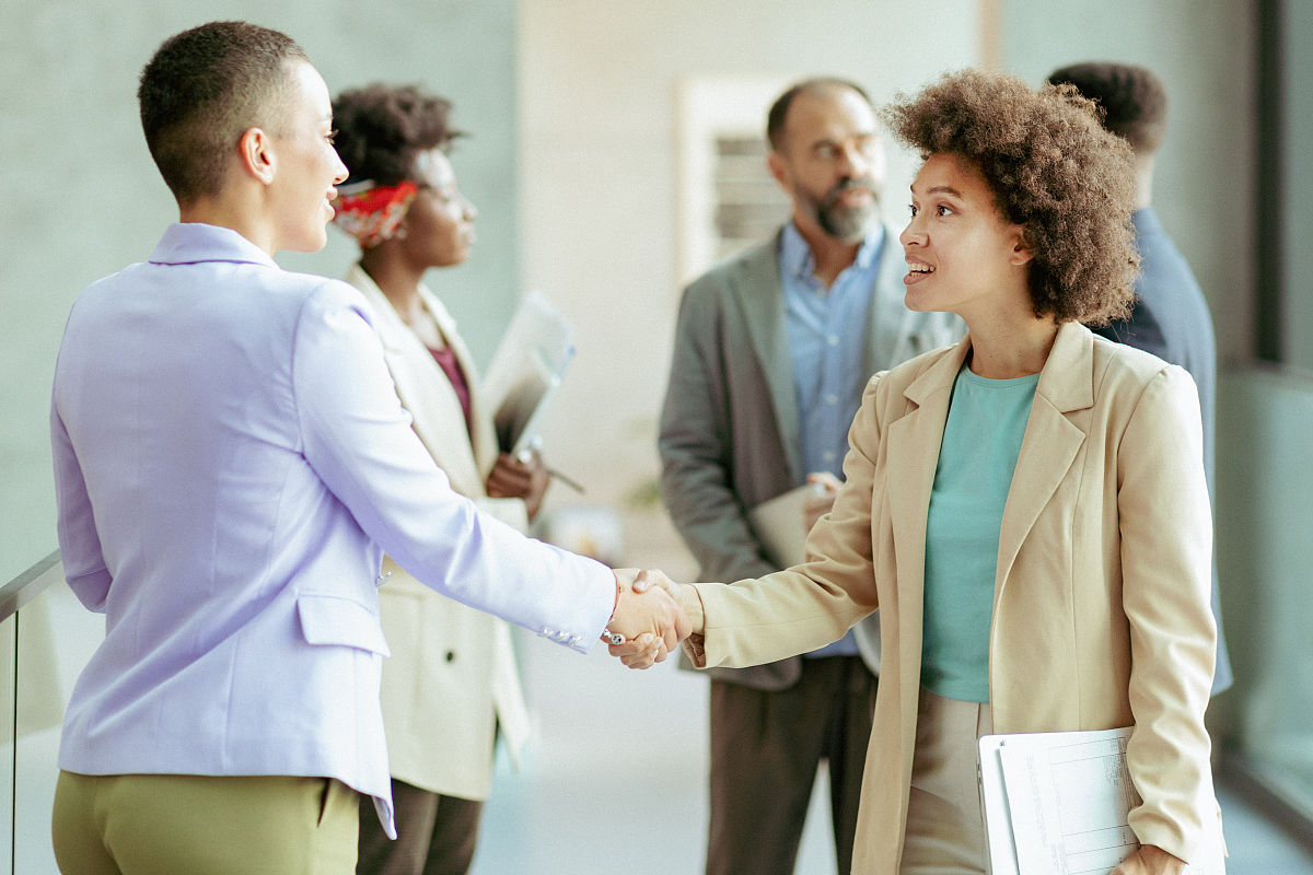 深度解析：中西方礼仪差异与跨文化交际