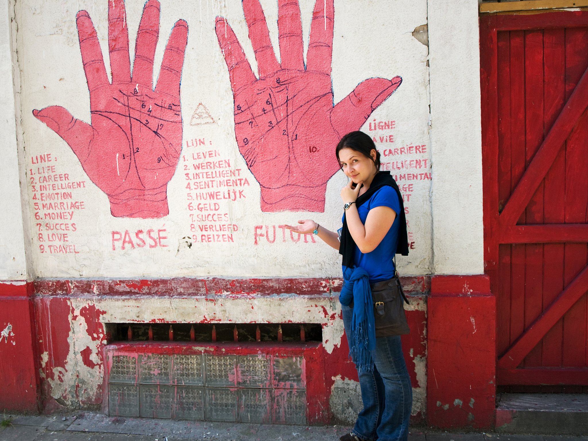 假设你是名取标题党请你帮我想一个关于看男人和女人的手可以看出他们的条件的标题