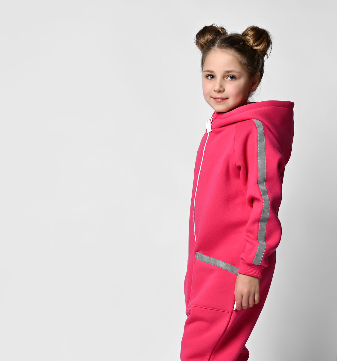 撰写一篇秋季穿时尚童装的美文以描述服饰具体细节为主题服装类型：主体蓝色撞色白色的休闲卫衣、粉色翻领薄纱连衣裙、青蓝色渐变的圆领时尚感T恤