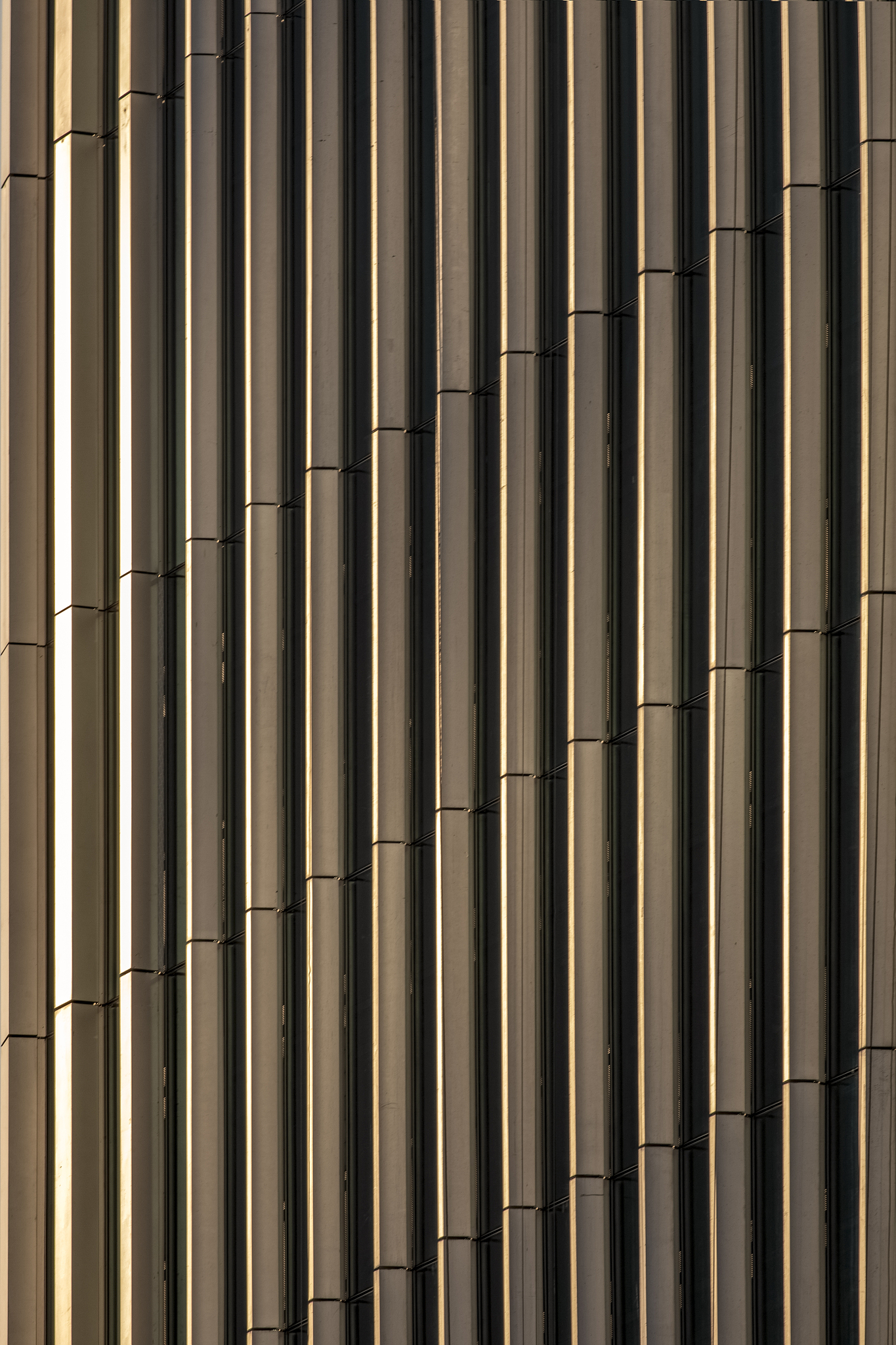 e5 2696v3 与 i7 13700的区别