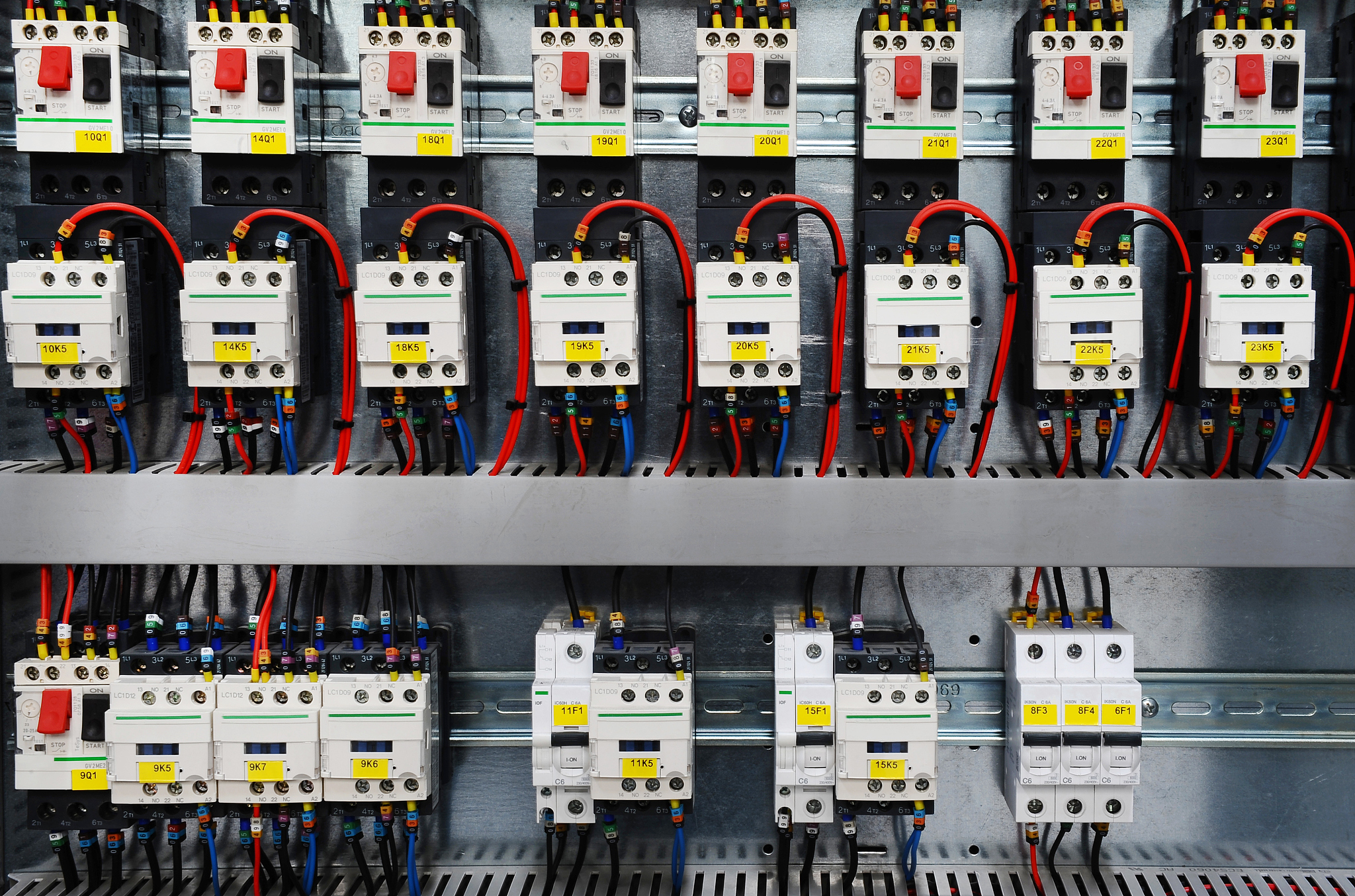 如果你是工程师请介绍电机使用软启动器的优势。要求层次分明有数据支撑500字