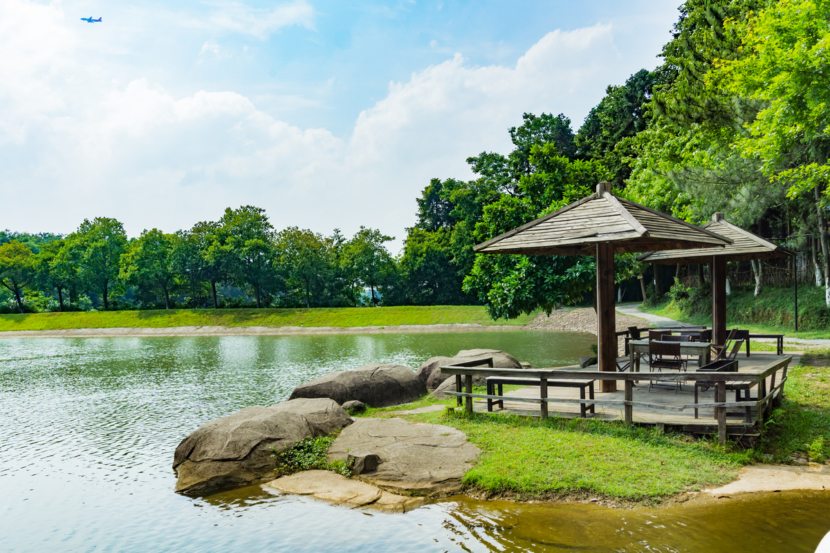 广西灵湖山庄团建评价：环境优美，设施丰富，适合团队活动