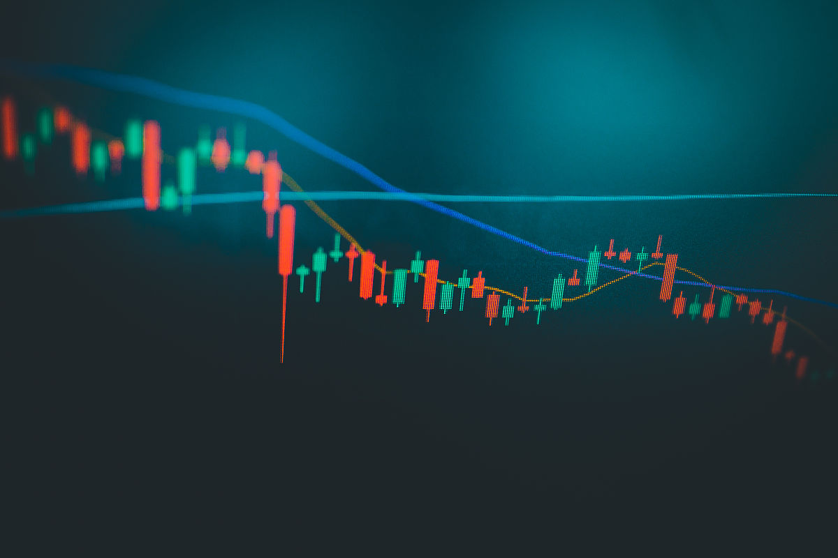 数字图表交易电脑屏幕上的股票投资,网上交易的概念