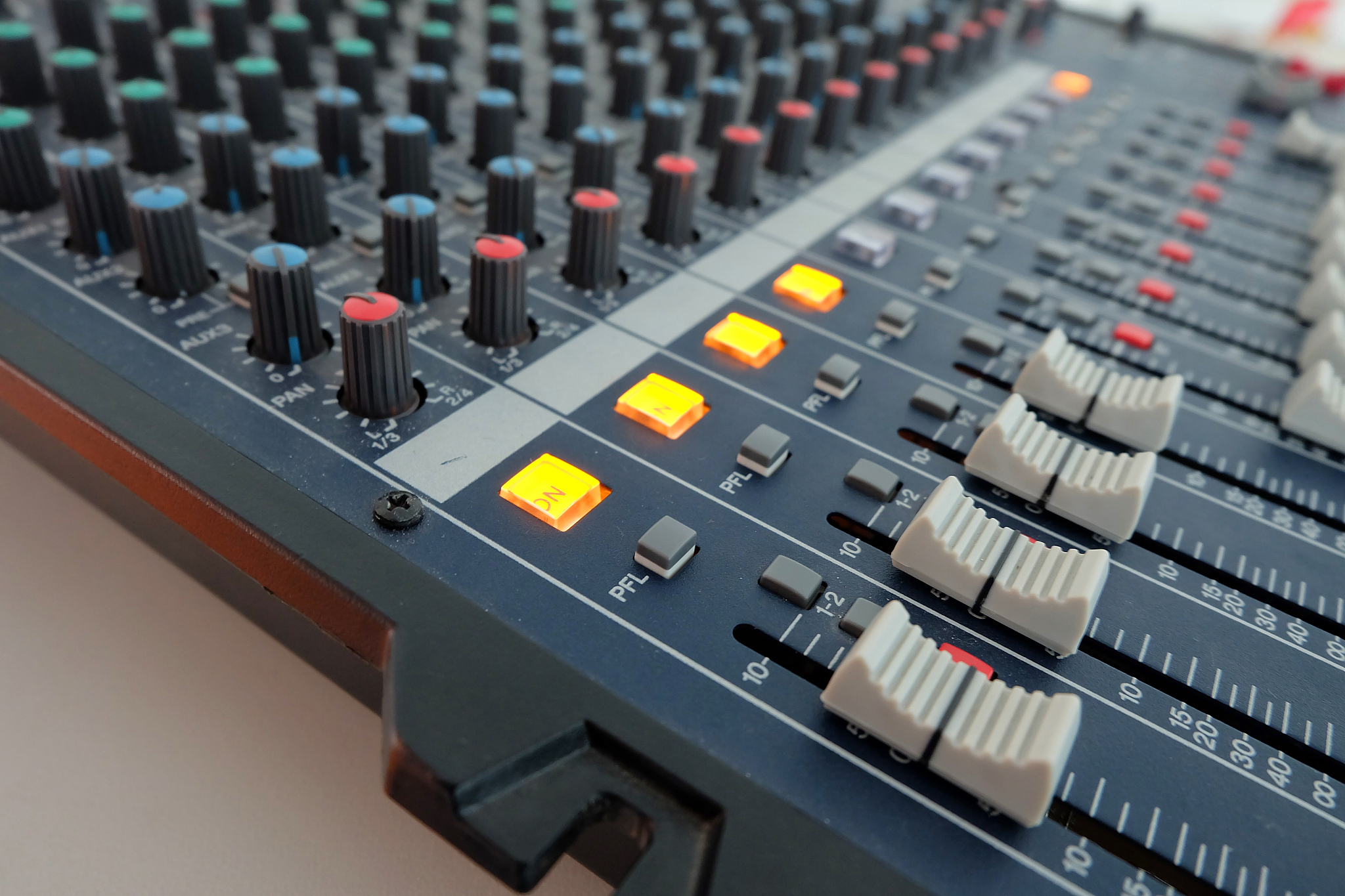 请用C++解一下这道题谢谢！PSSDOI2010 三国杀《三国杀》是一种多人牌类回合制游戏一共有3种角色：主公忠臣反贼。每局游戏主公有且只有1人忠臣和反贼可以有多人每个人扮演1种角色。游戏目的：主公ZG：自己存活的情况下消灭所有的反贼。 忠臣ZC：不惜一切保护主公胜利条件与主公相同。 反贼FZ：杀死主公。游戏过程：游戏开始时每个玩家手里都会有4张牌且体力上限和初始体力都是4。开始游戏时从主公开