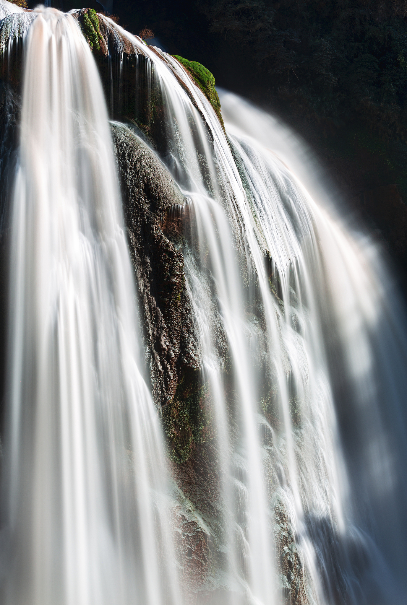 以瀑布为题写一首七言律诗