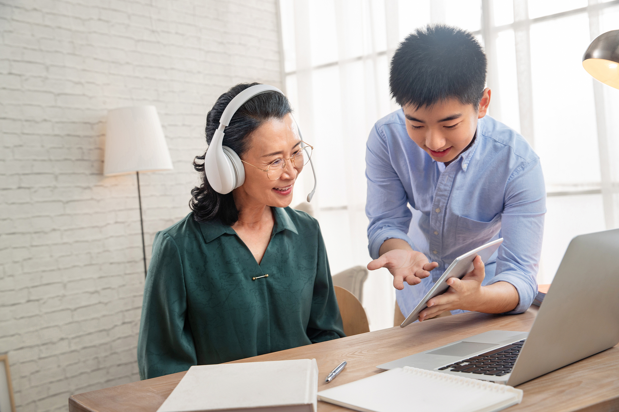 小宁是学计算机的高材生老钱年纪较大了有很多不懂的问题向小宁去请教。但是有些问题小宁说了很多次老钱要么说还是不懂要么说又忘了。小宁就埋怨了几句老钱就非常不快说我再也不找你这个高材生了。如果我正好在现场要对小宁做沟通疏导工作现场模拟。按照机关工作人员面试标准回答600字左右只给出我要说的话就行