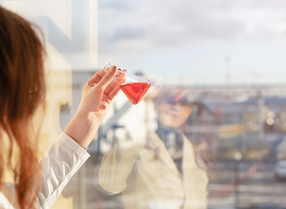 配30毫升008的溶剂需要多少溶质这道题需要知道溶液的浓度公式：浓度=溶质质量÷溶液体积首先需要确定溶液的浓度题目已经给出了浓度为008。这意味着每100毫升溶液中含有008克的溶质。然后需要计算出30毫升溶液中需要多少溶质。可以使用比例的方法：008克溶质 ÷ 100毫升溶液 = x克溶质 ÷ 30毫升溶液解出x的值即可得到30毫升溶液中所需的溶质质量。继续