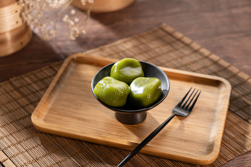 给我写一篇 题目为做青团的小学三年级作文