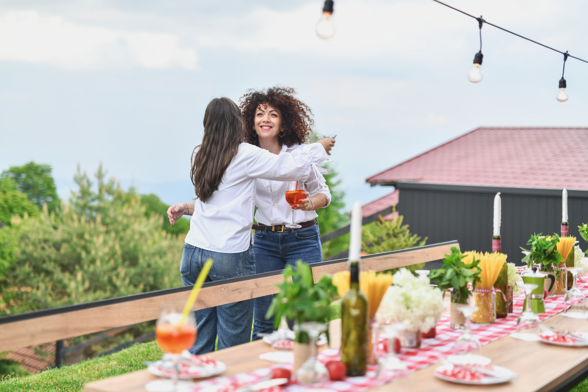 郊外邂逅：从草地到咖啡厅，他们的爱情故事开始了