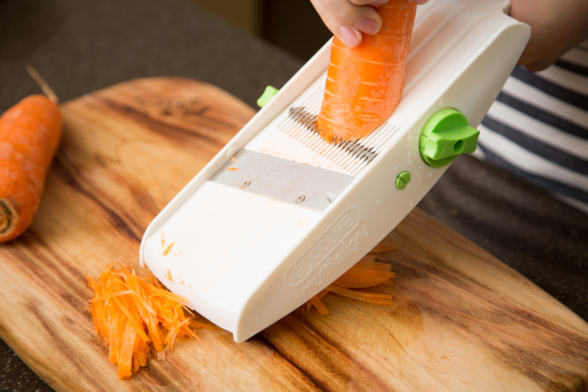 本切片切丝机属于所处理的对象是家庭生活中常见的块状蔬菜主要的设计参数来源于对蔬菜形状以及切削蔬菜时力的测量。表中列出的是对马铃薯、山药、胡萝卜、白萝卜以及藕这五种蔬菜切削力的测定结果本测定实验选用的蔬菜是家庭生活中较为常见的种类切削刀具选用普通的家用水果刀在最大直径处竖直切削并通过电子秤测定切削时的最大重量然后转换得到对不同蔬菜的近似切削力。 根据表1选定藕的最大切削力作为设计参照在综合考虑形状及