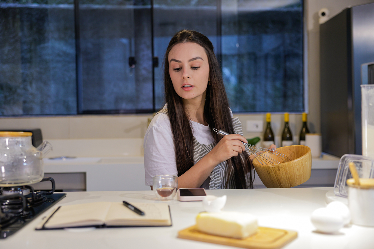请帮我设计一周每日三餐的食谱要求我在这一周内减重5斤
