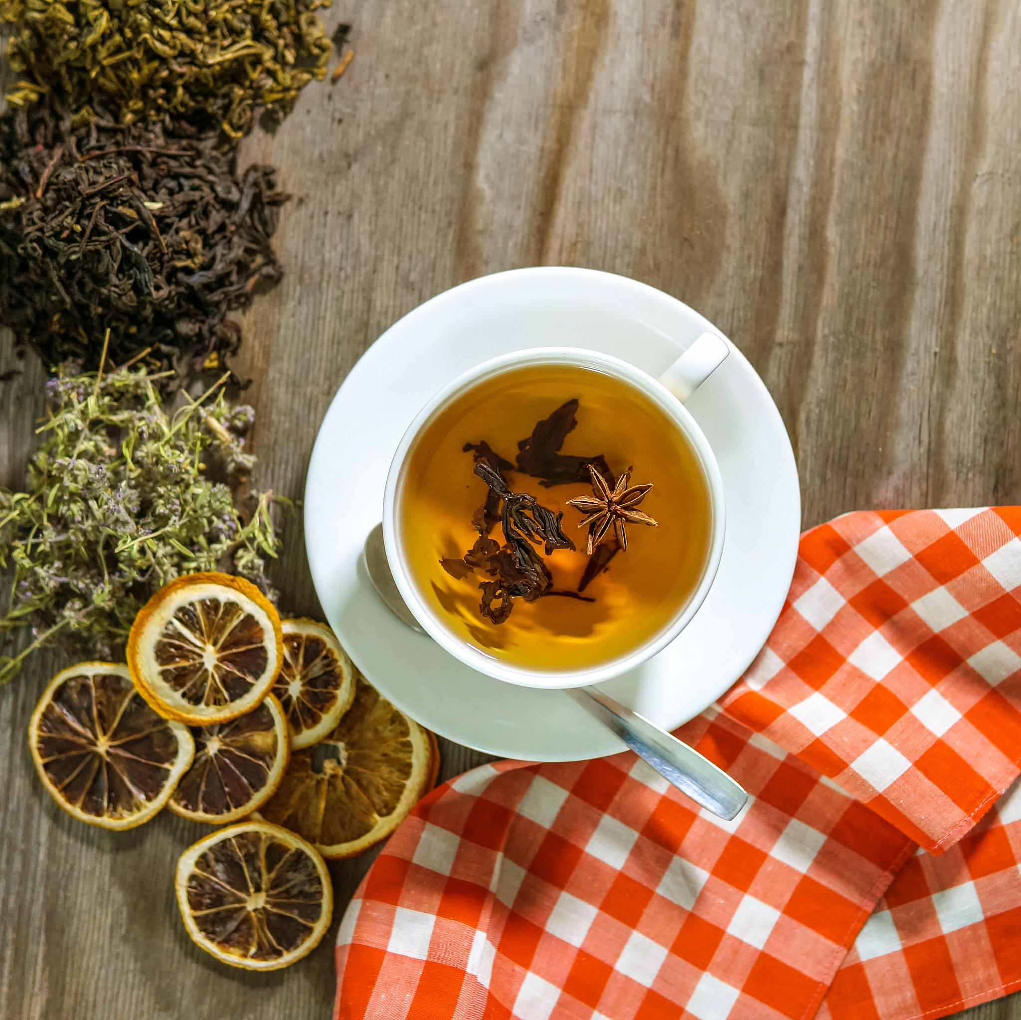 红茶和绿茶哪个更易失眠？| 咖啡因含量对比